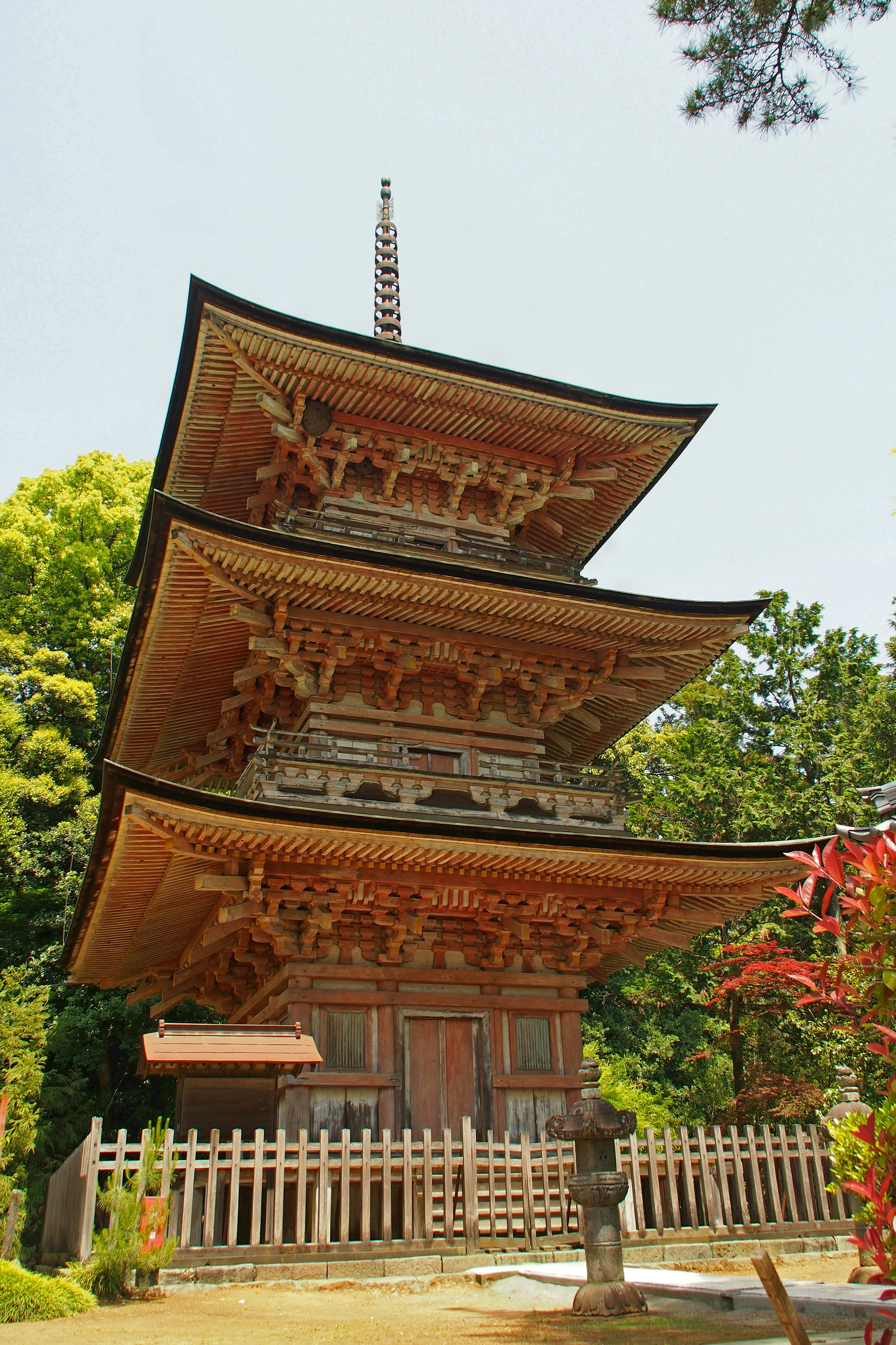 木々に囲まれた多層の寺院建築の正面