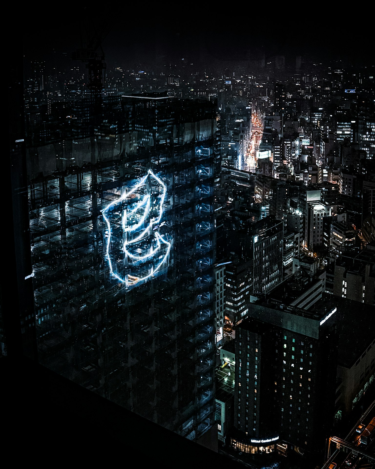夜晚的城市天际线，建筑上有发光字符
