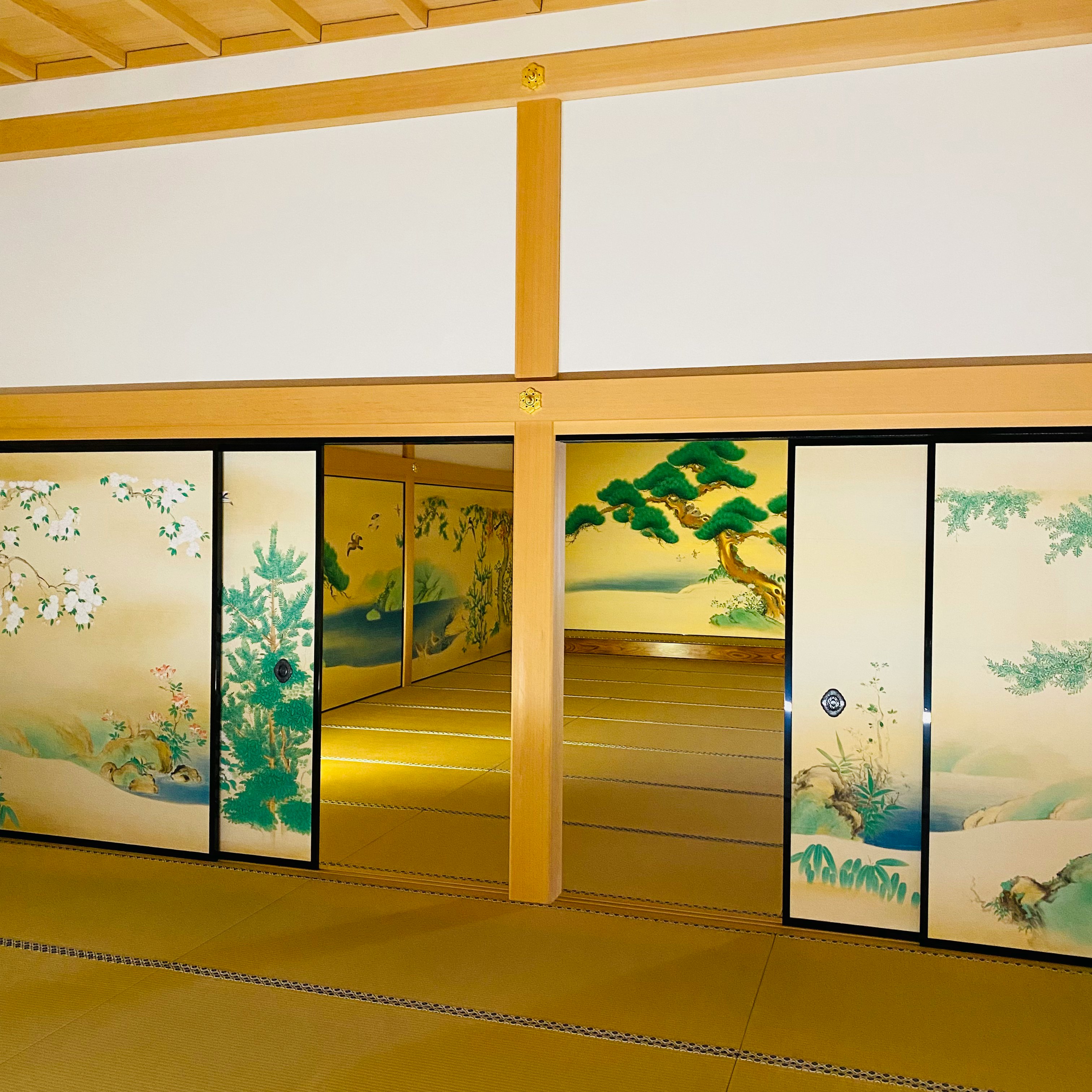 障子と襖のある和風の室内に描かれた風景の壁面
