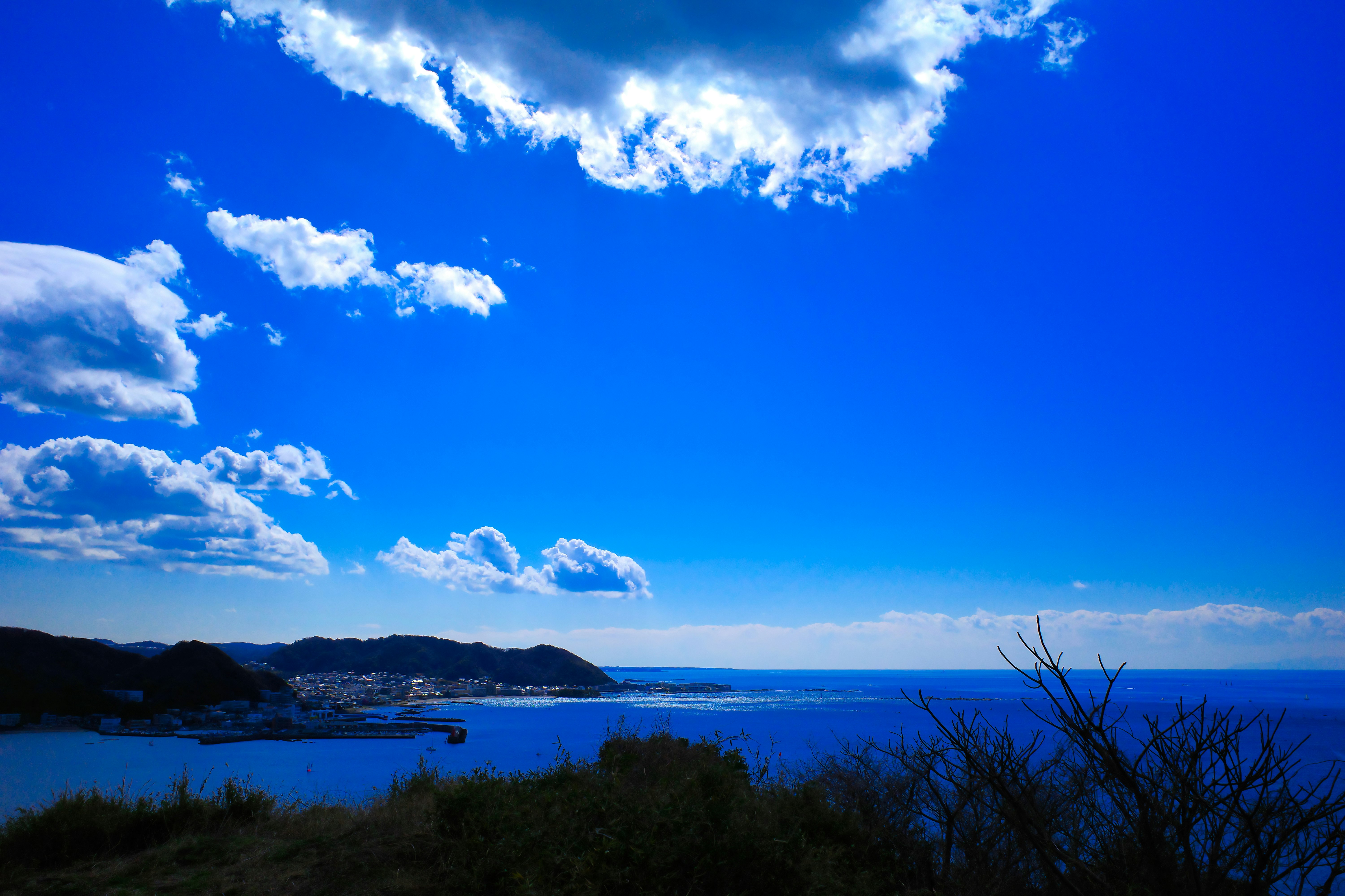 青空の下の海辺と湾岸の風景