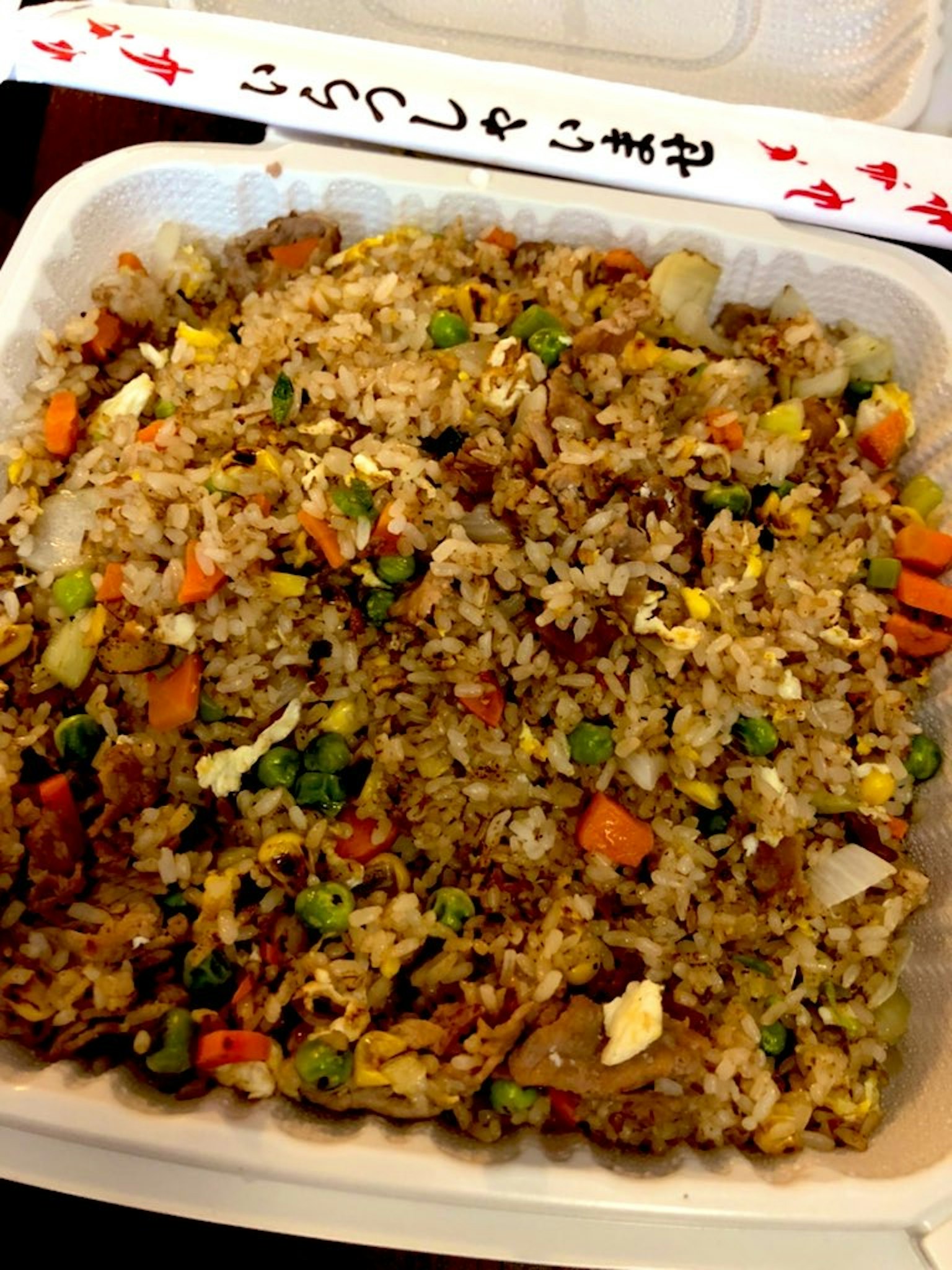 外卖盒中的炒饭，配有五颜六色的蔬菜和鸡蛋