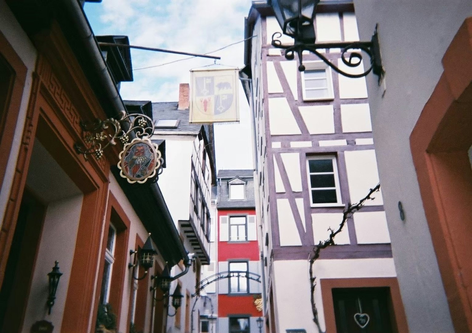 Edificios históricos y letreros en una calle estrecha