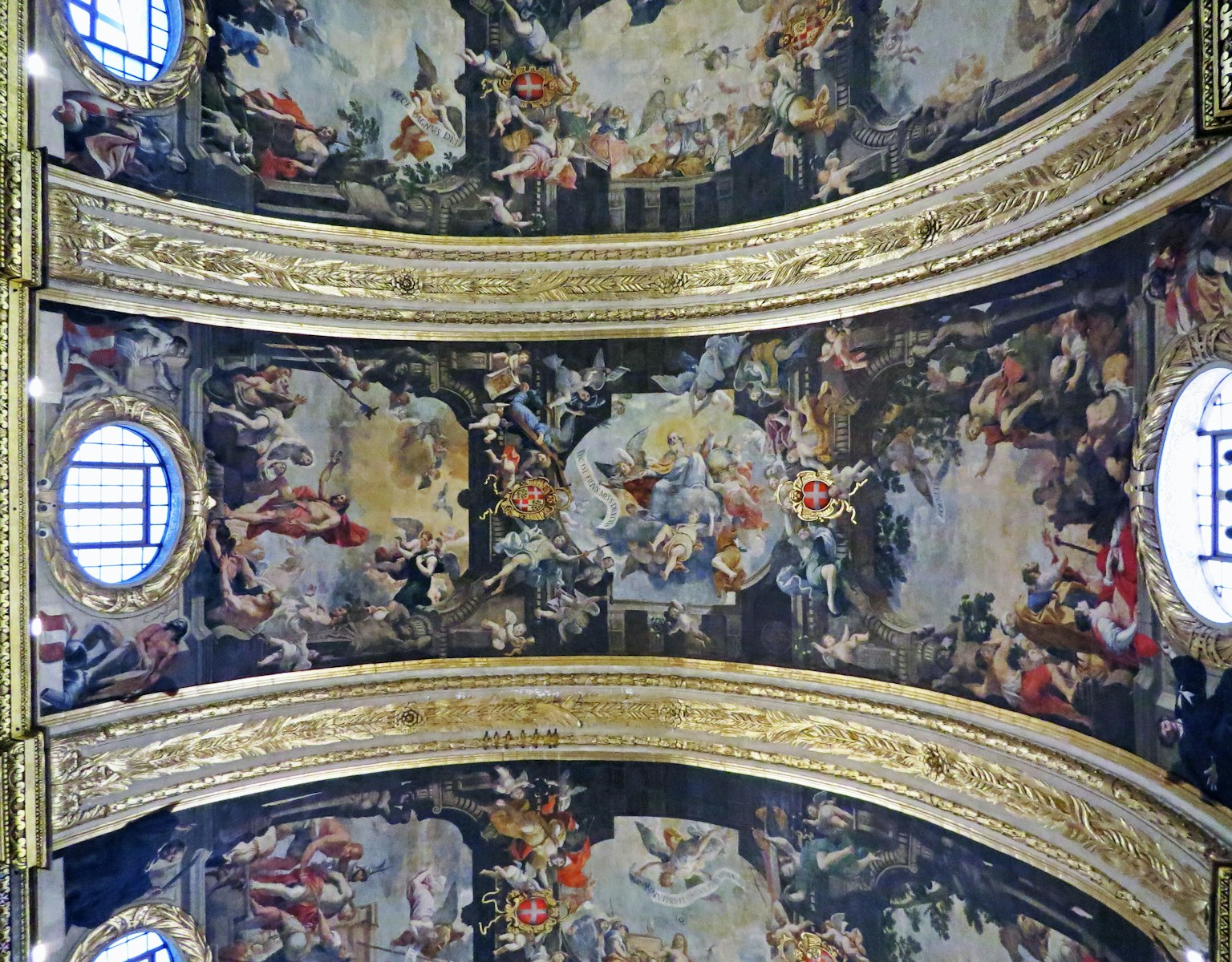 Interior gereja dengan lukisan fresco yang indah di langit-langit dan dekorasi emas