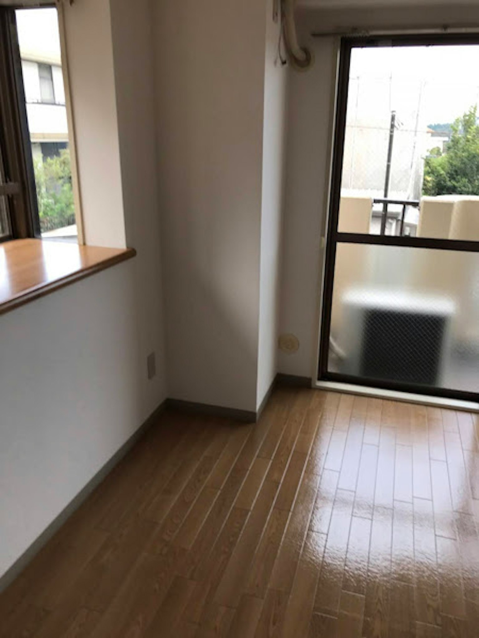Heller Raum mit Fenster und Balkontür