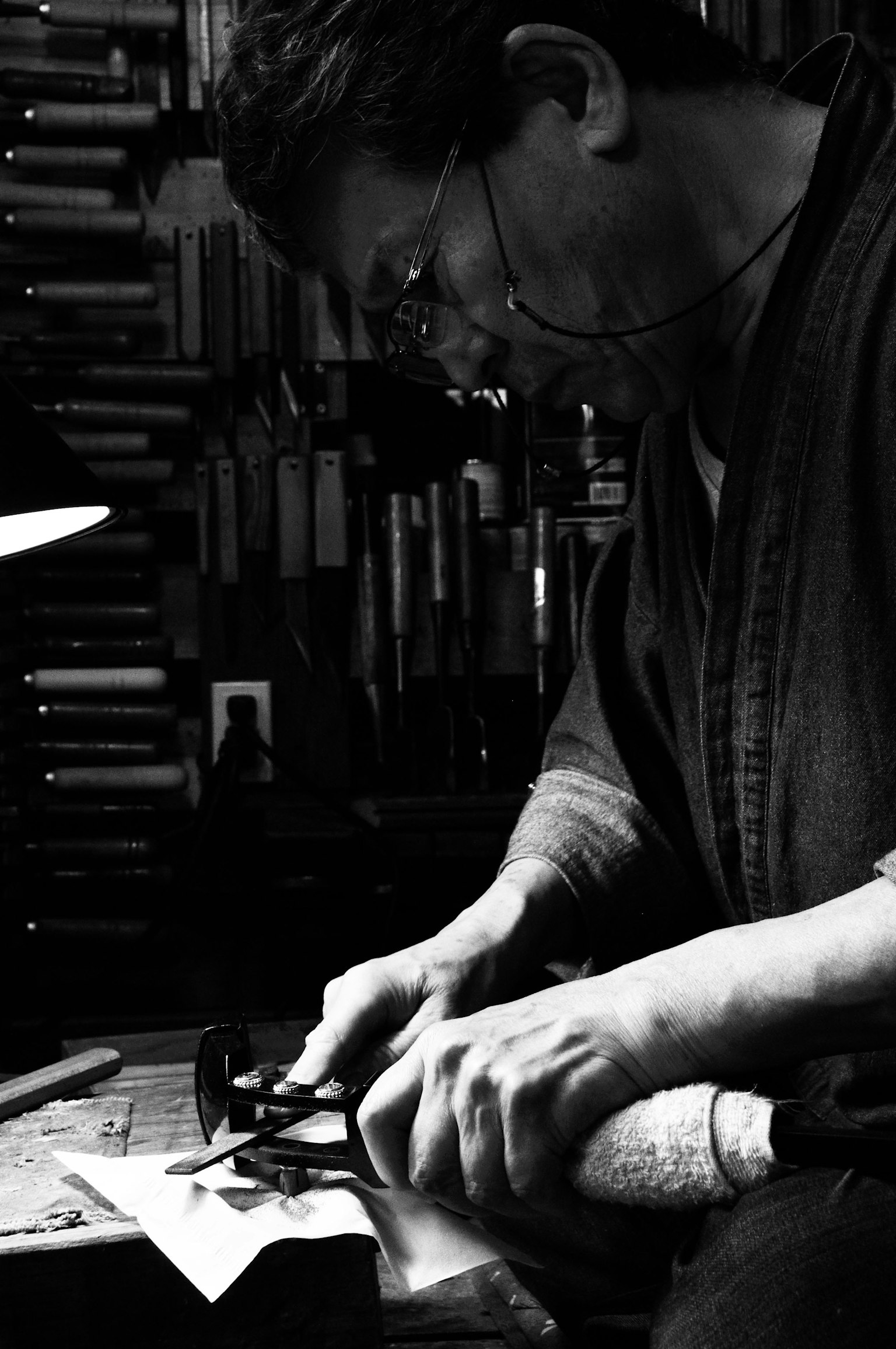 職人が木材を加工しているモノクロ写真