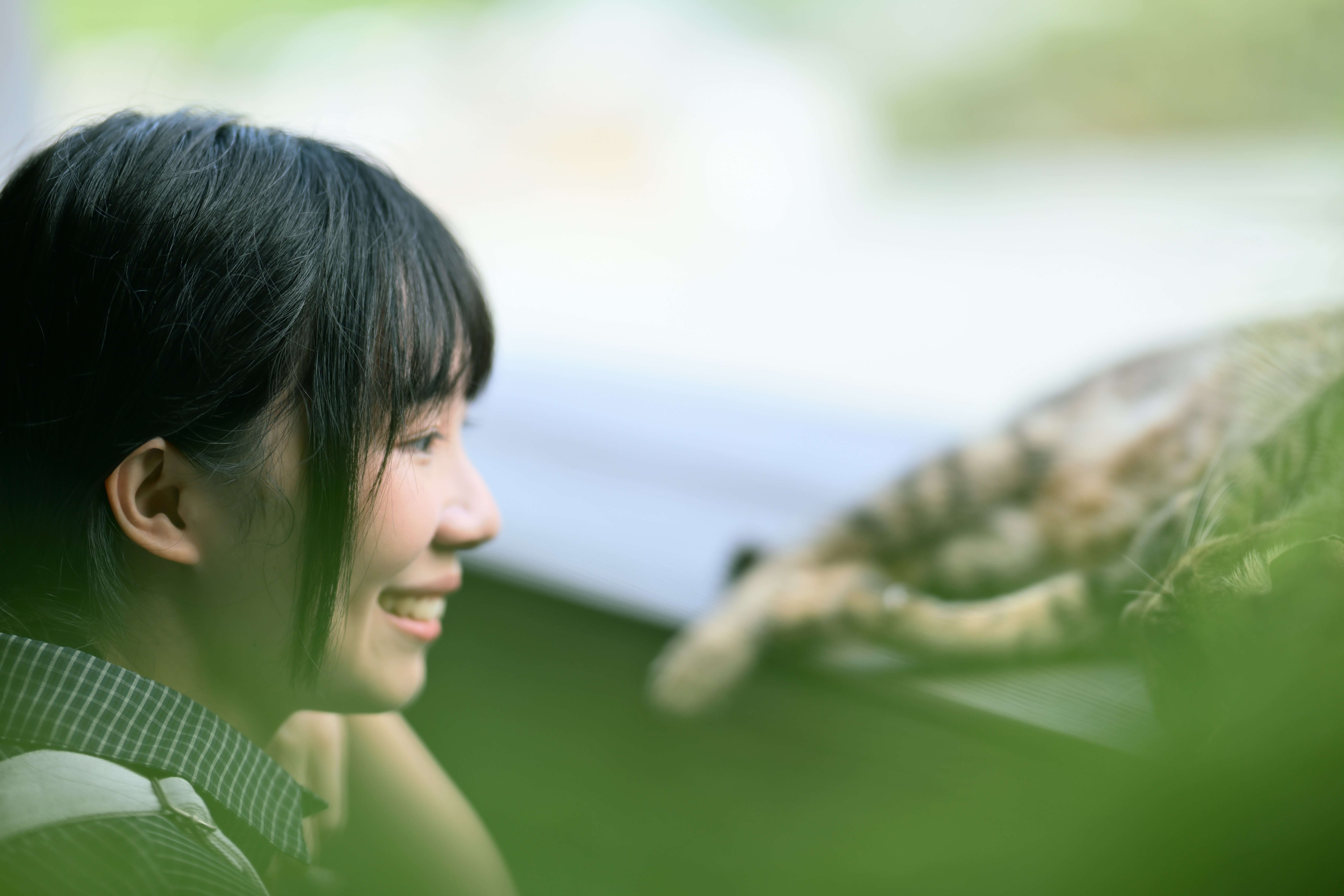 草地背景下的側臉女性