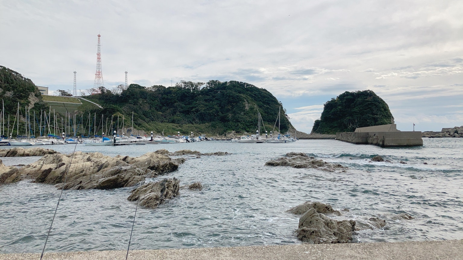 海岸风景，有岩石和停泊的船只