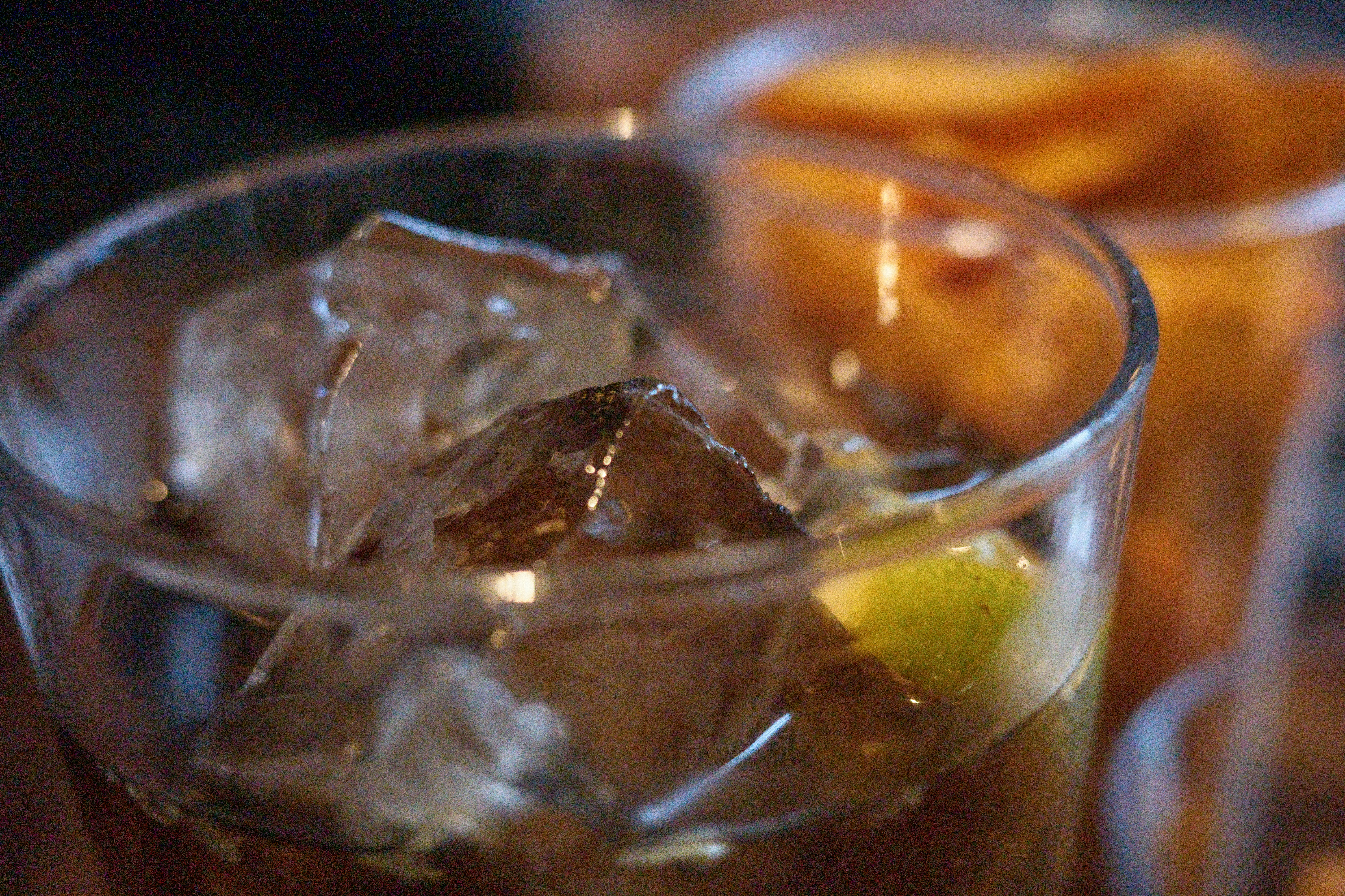 kühles Getränk im Glas mit Eis und Zitrone