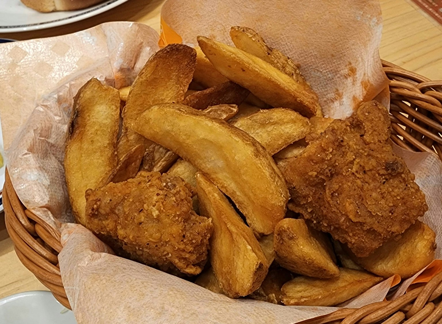 装满炸鸡和土豆角的篮子
