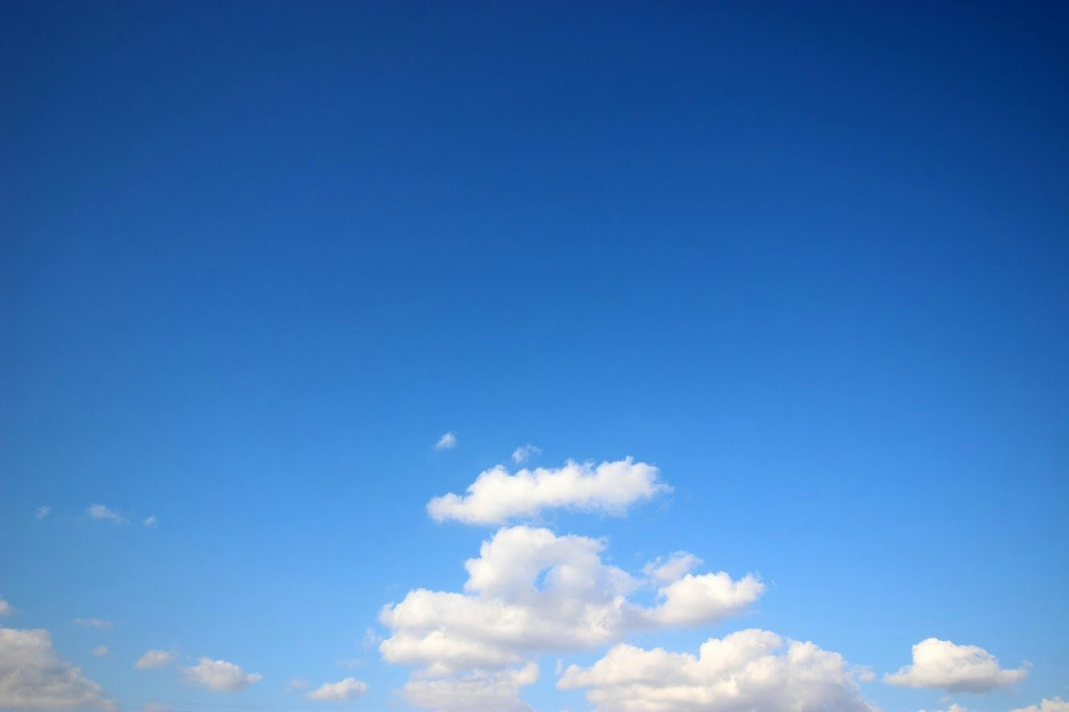 Langit biru dengan awan putih berbulu