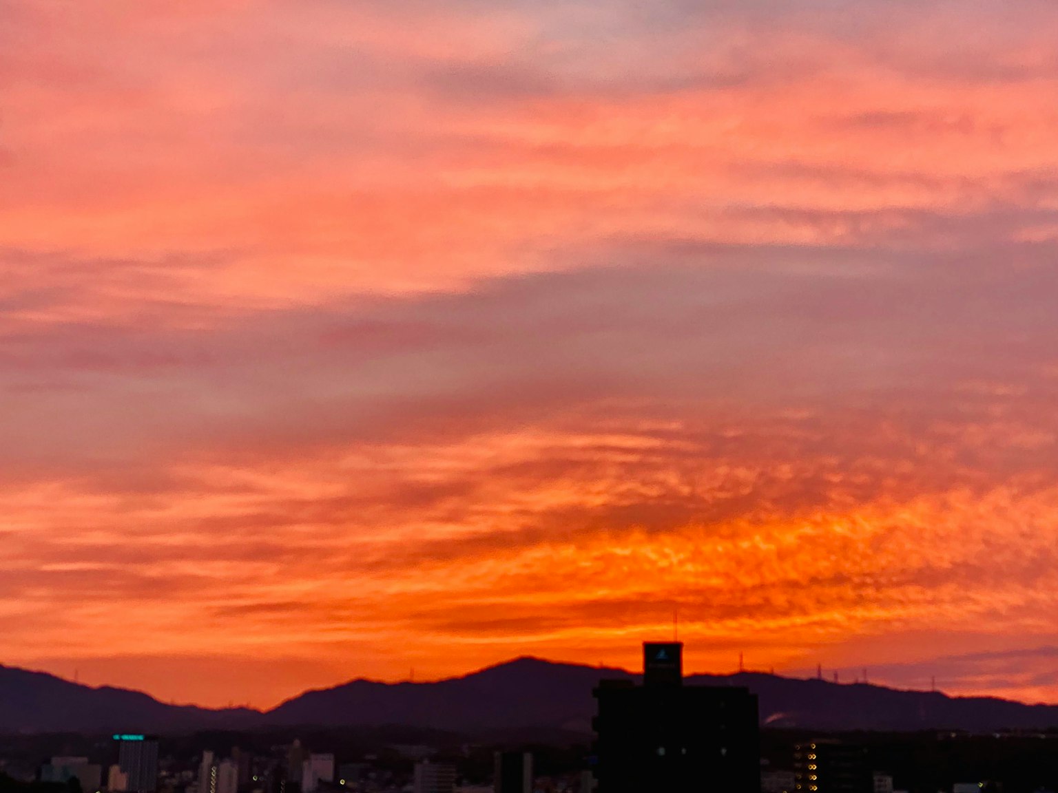 Bellissimo cielo al tramonto con silhouette di montagne