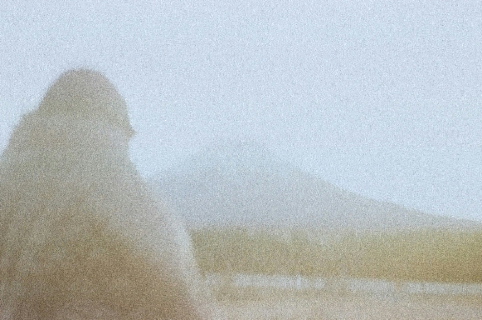 霧の中で富士山を望む朝のシルエット