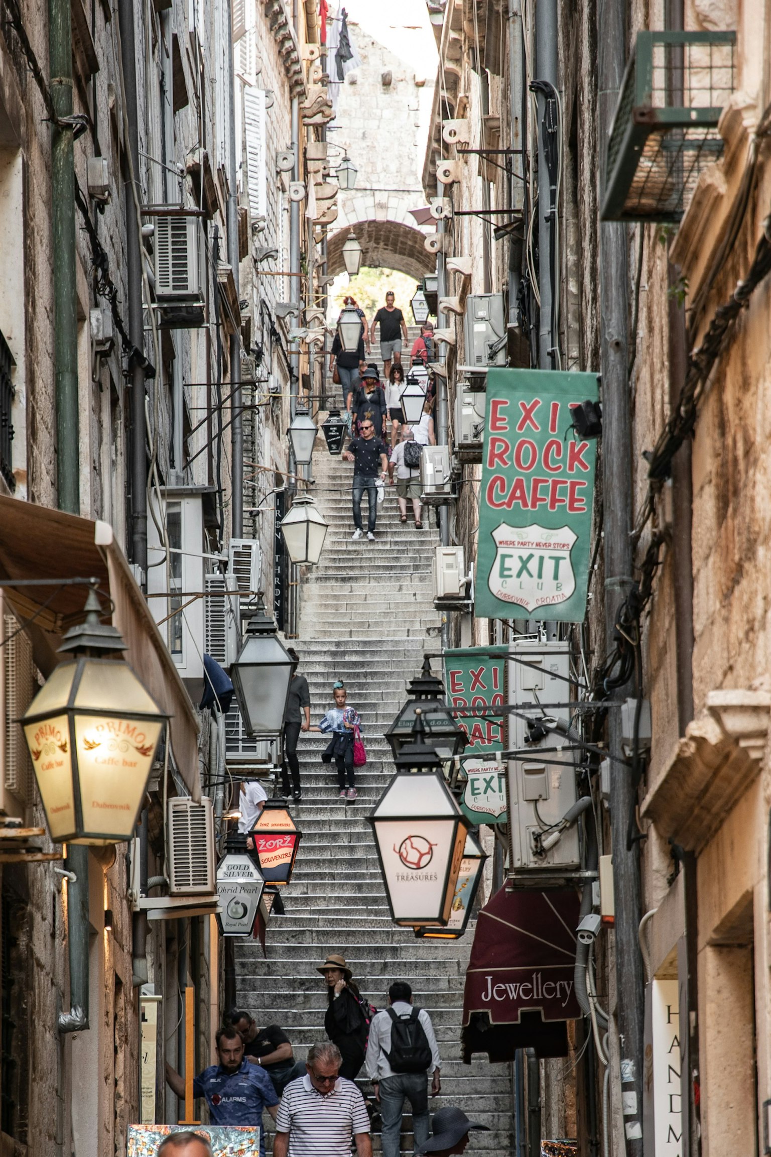Enge Treppe in einer alten Straße mit vielen Passanten