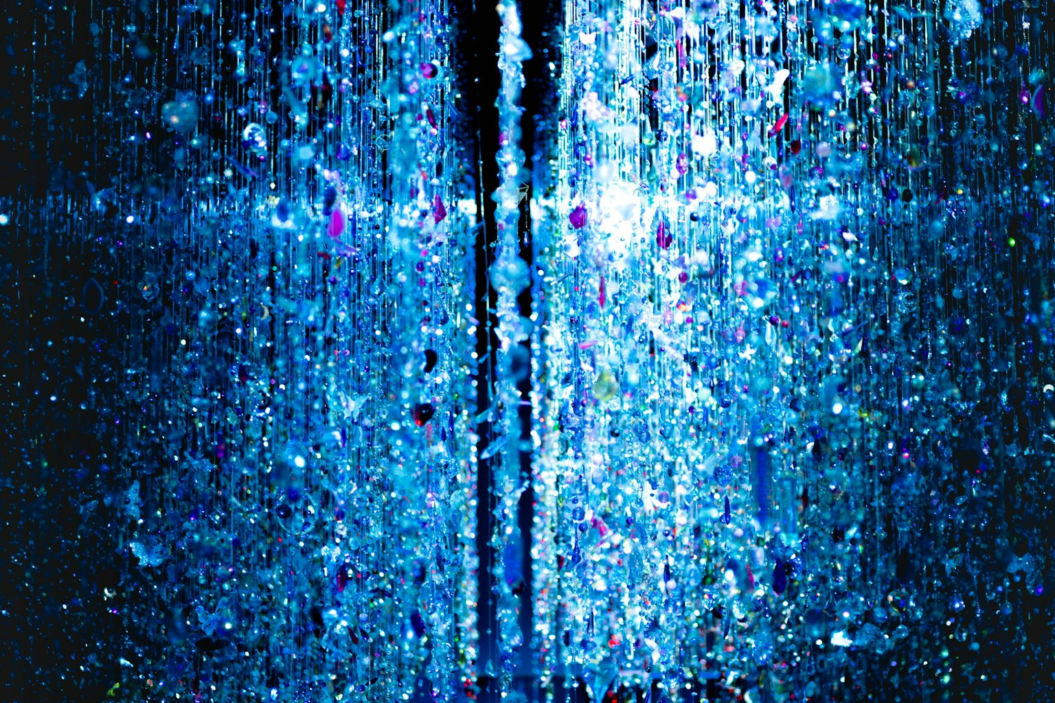 青い光の粒子が輝く抽象的な背景
