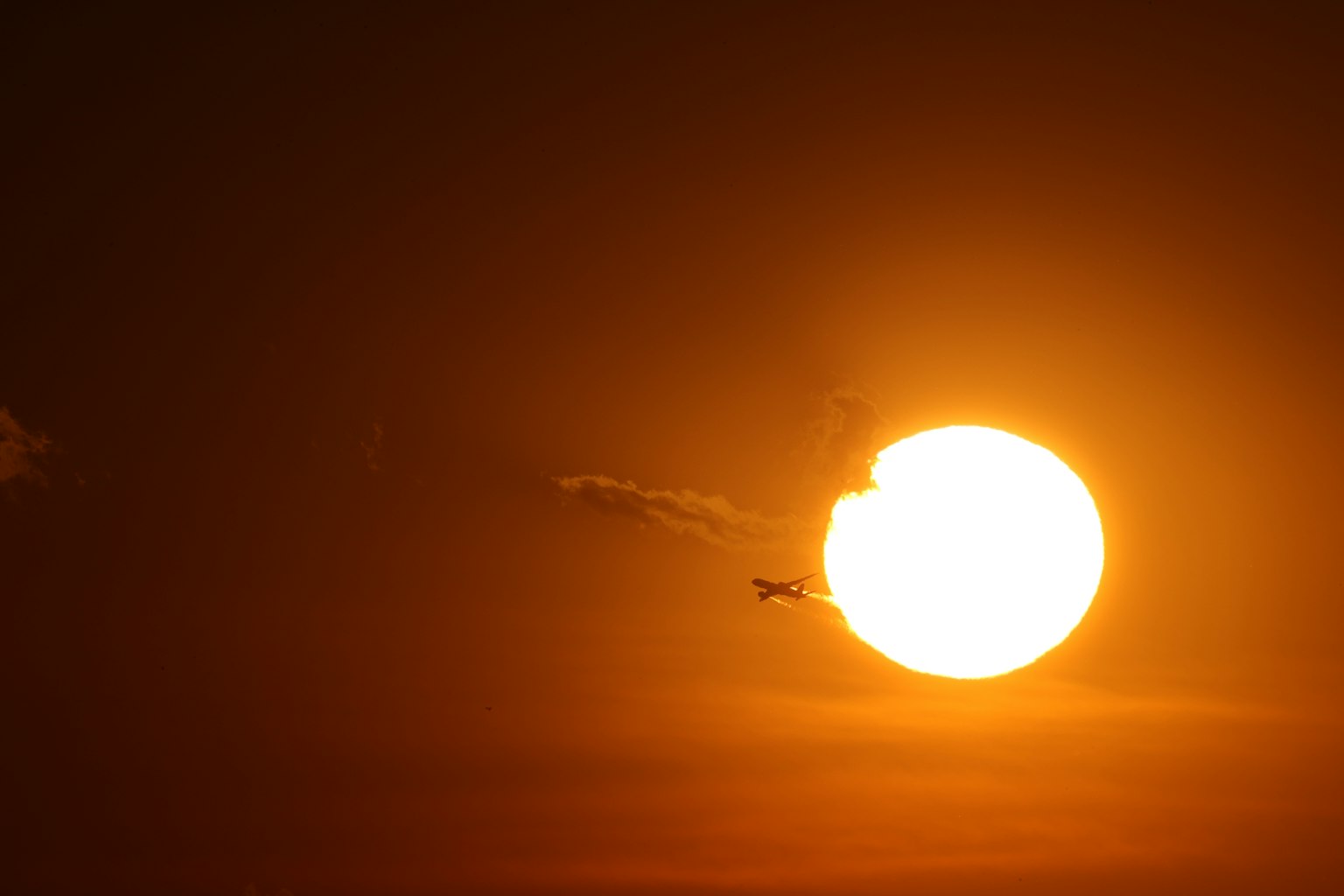 해질녘에 비행기가 날아가는 모습