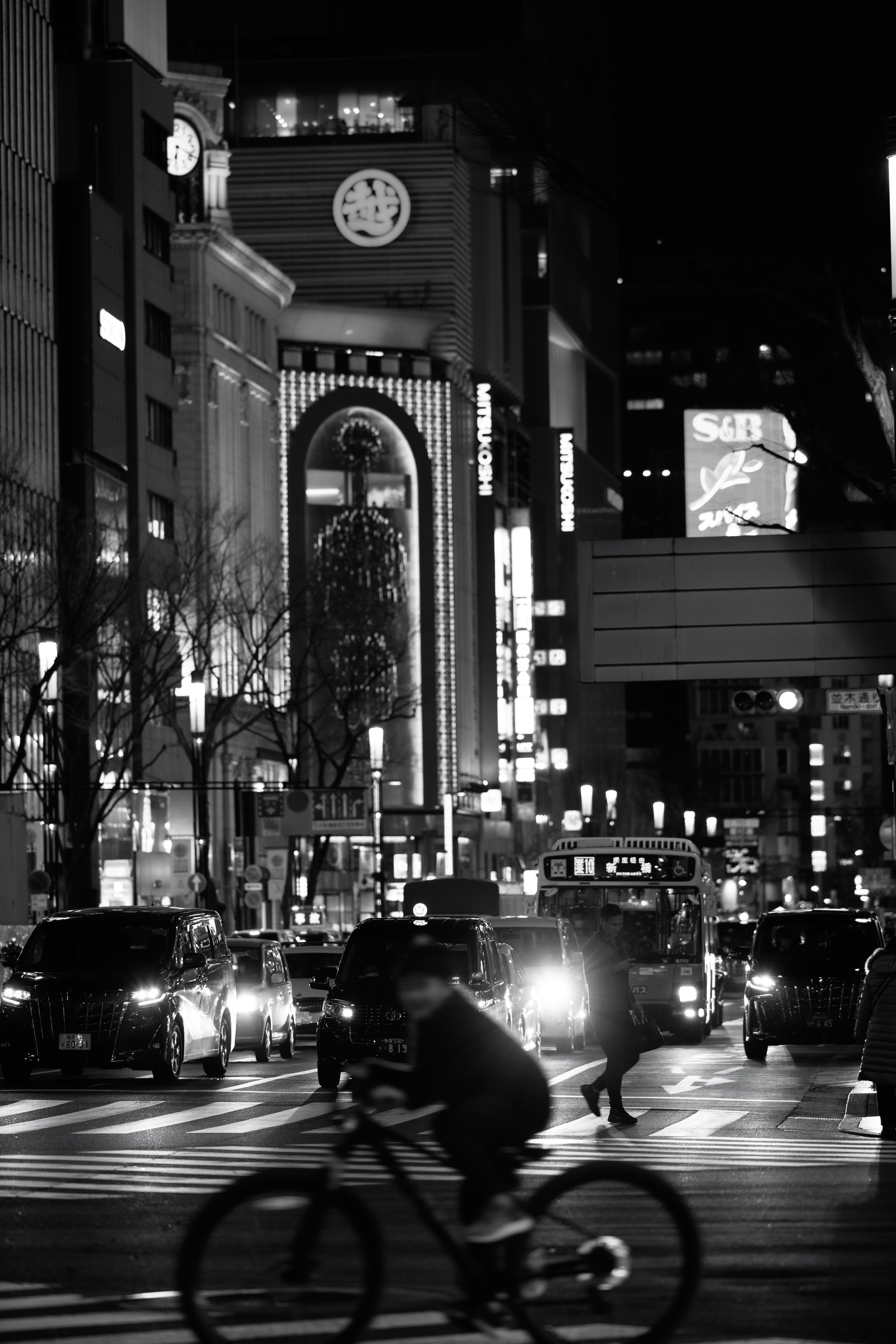 东京银座夜间路口街景，自行车与汽车
