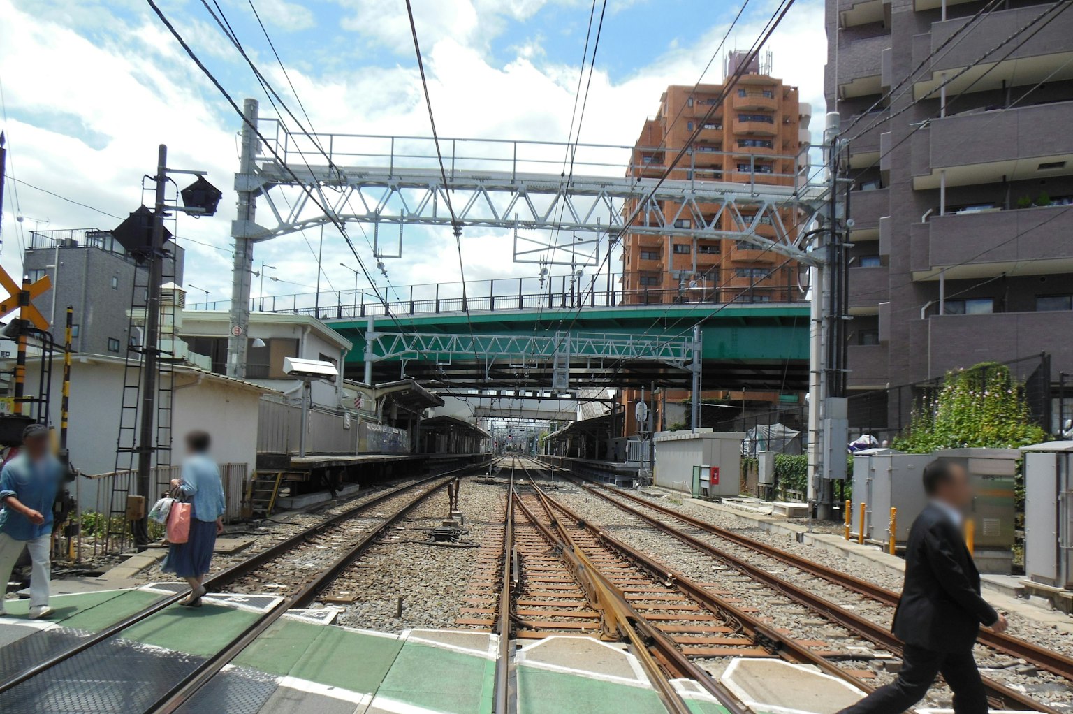 城市景觀，鐵路軌道與高架橋交匯