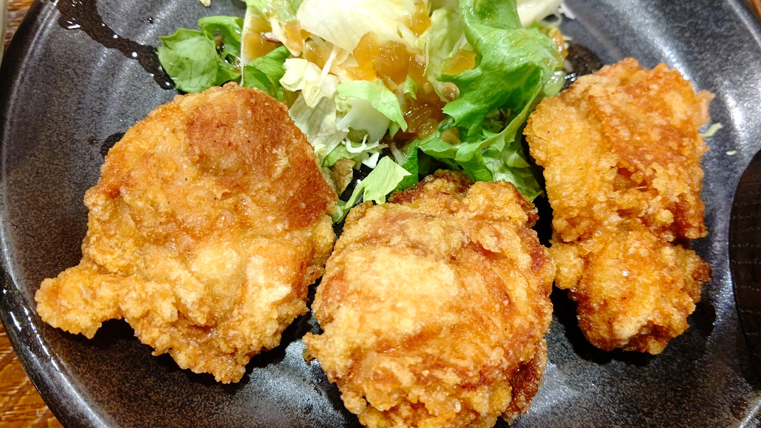 Teller mit frittiertem Hühnchen und Beilagensalat