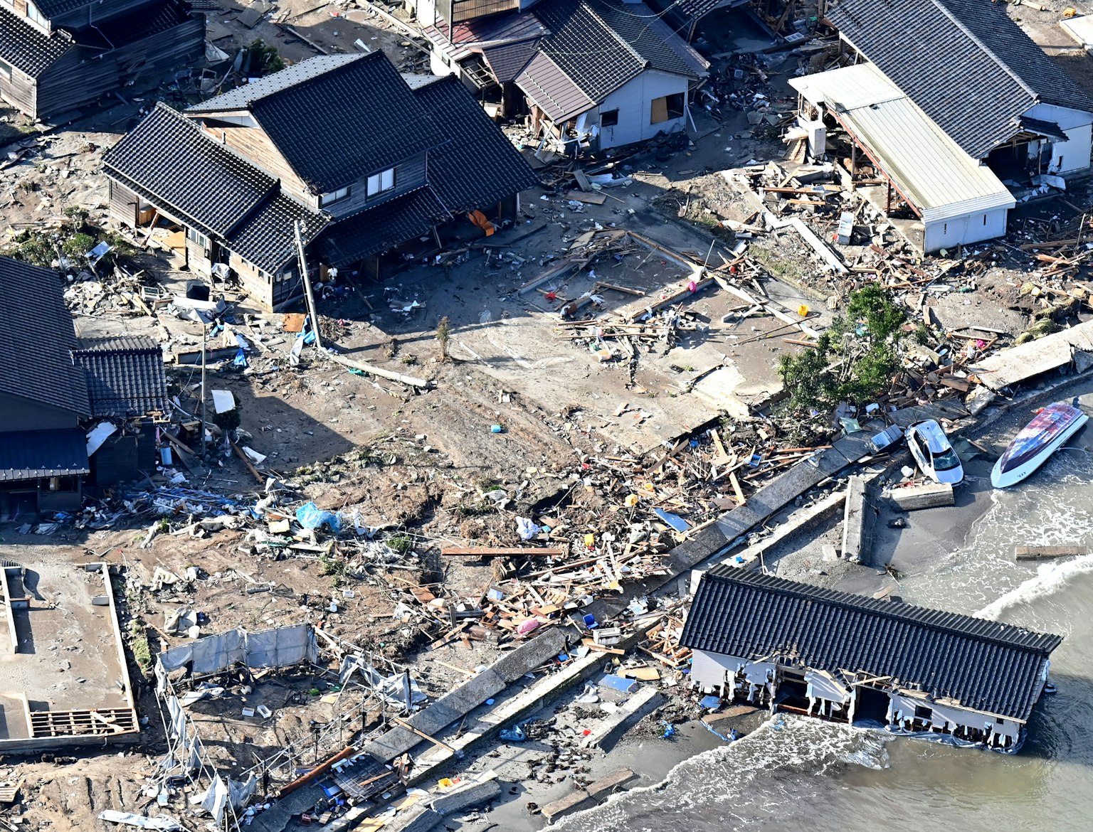 Luftaufnahme von Häusern, die durch einen Tsunami beschädigt wurden