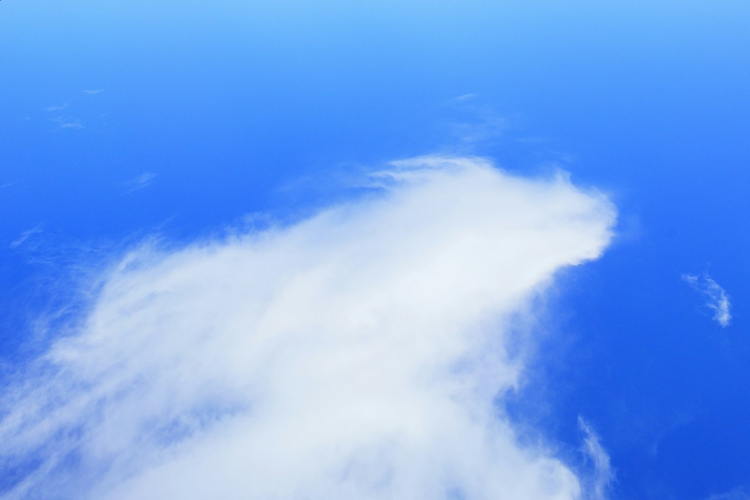 Nuvole bianche che coprono l'immensa distesa blu dell'oceano