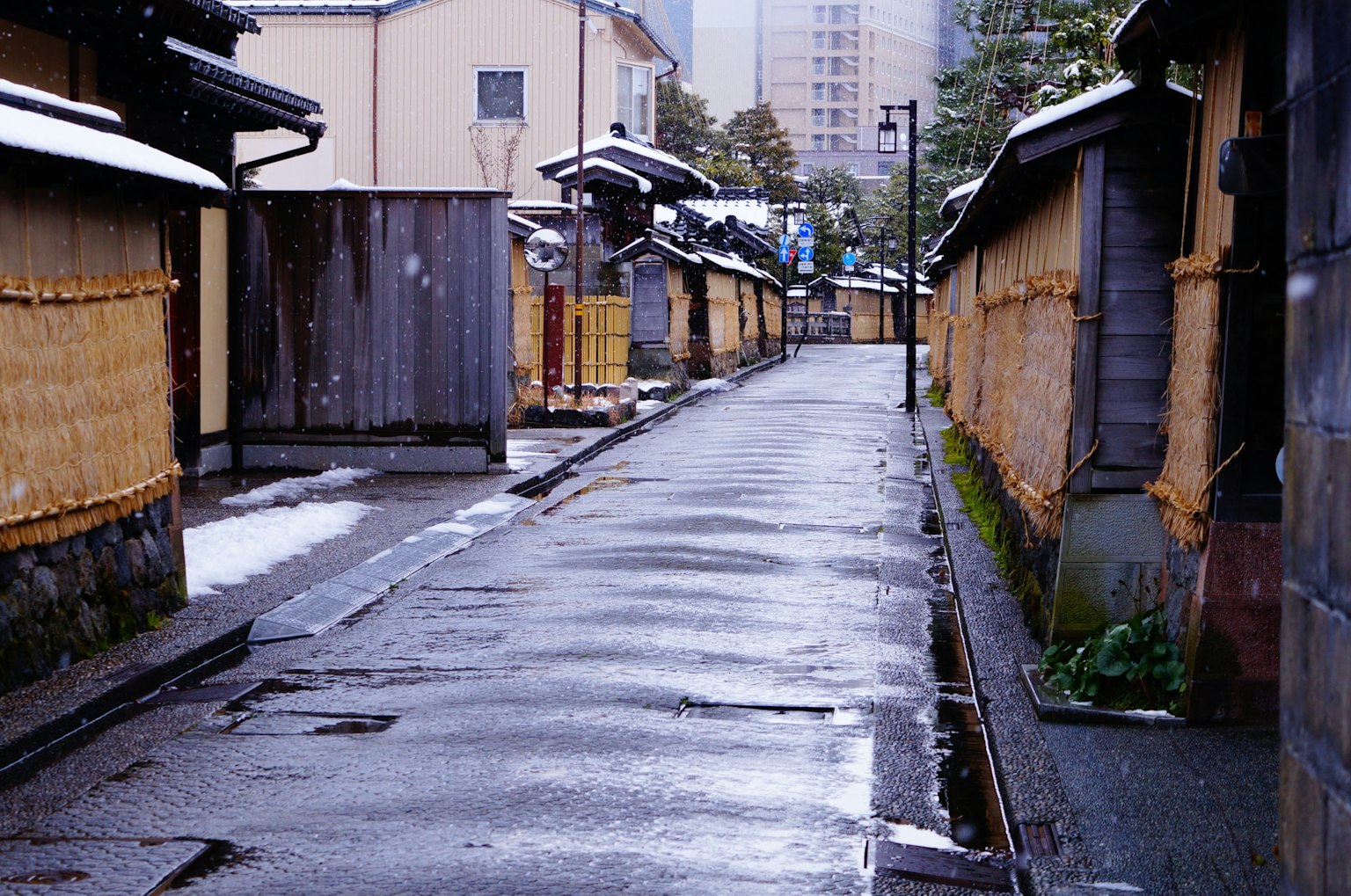 Scène de rue tranquille avec de la neige maisons japonaises traditionnelles et bâtiments modernes en arrière-plan
