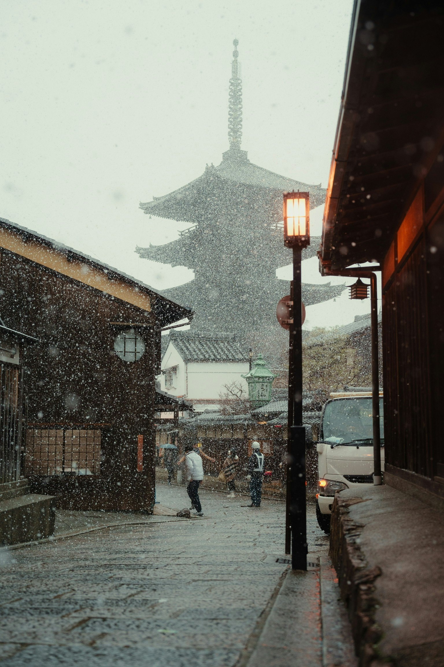 Alte japanische Straßenszene mit einer Pagode im Schnee