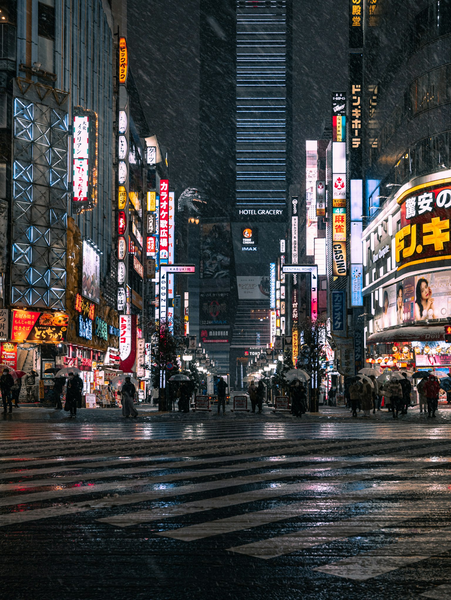 雪夜中站在新宿十字路口的人們與霓虹燈