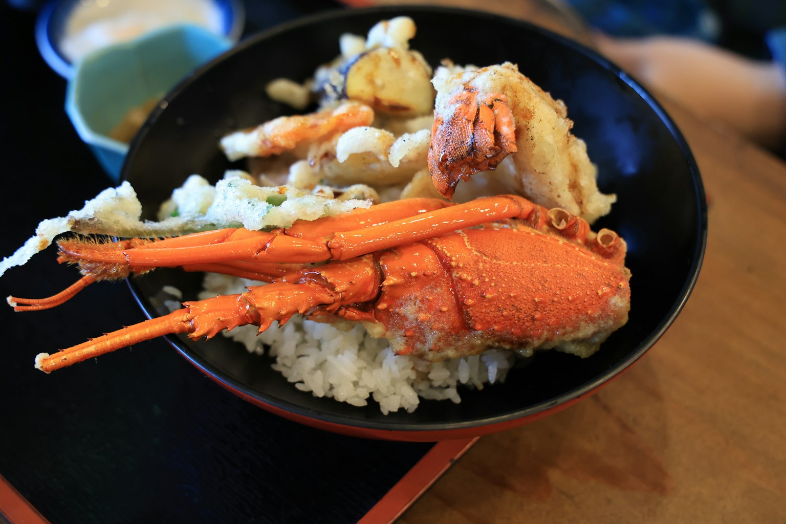 Schüssel Reis mit Hummer und Tempura