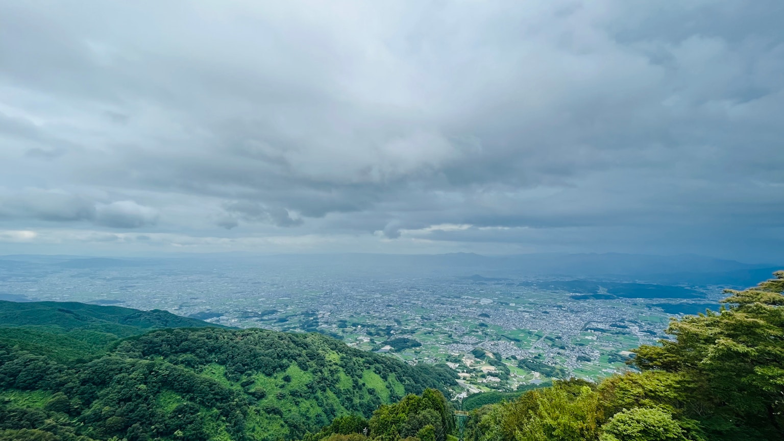 郁郁蔥蔥的山脈和廣闊城市景觀的全景