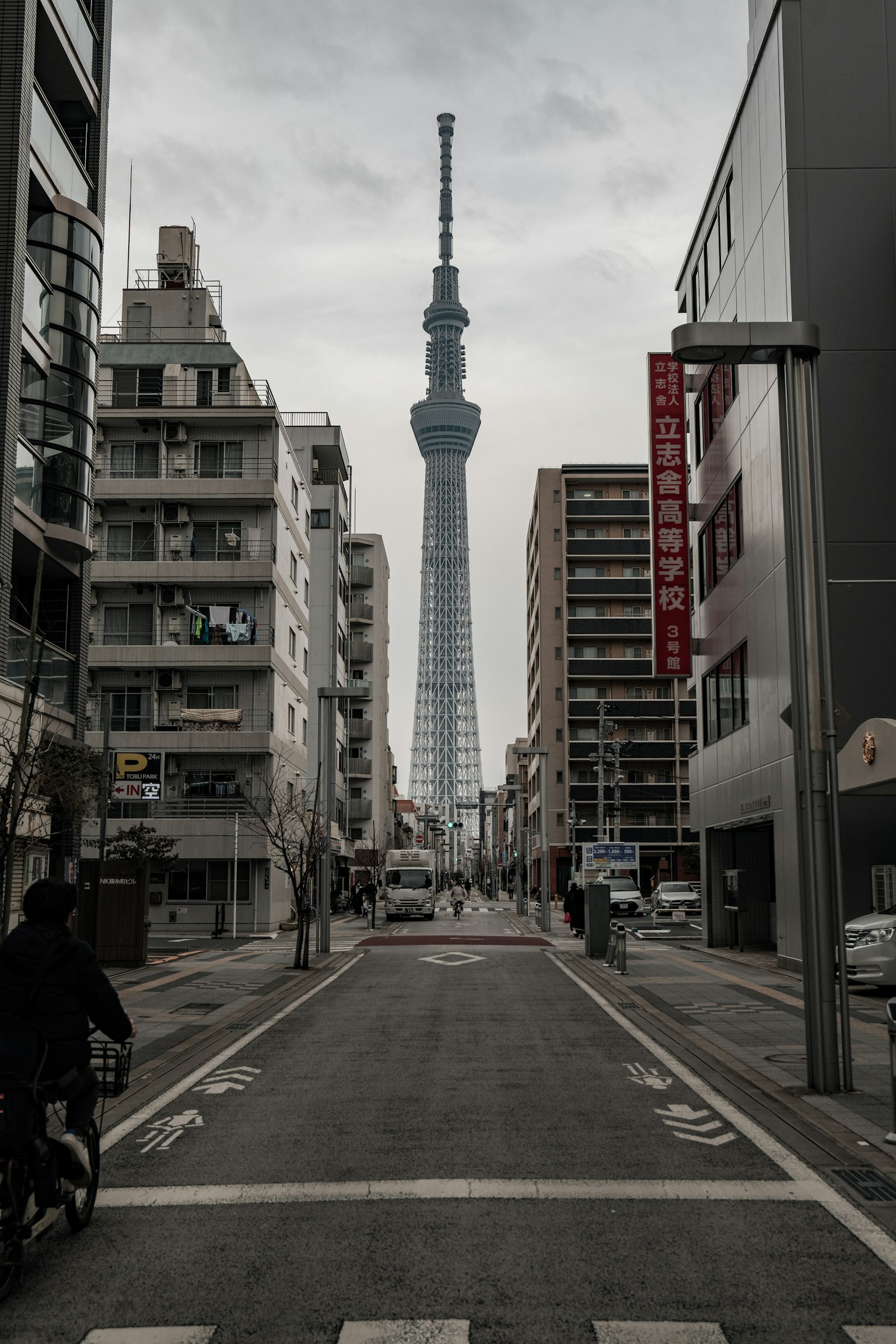 ทิวทัศน์ของโตเกียวสกายทรีท่ามกลางอาคารเมือง