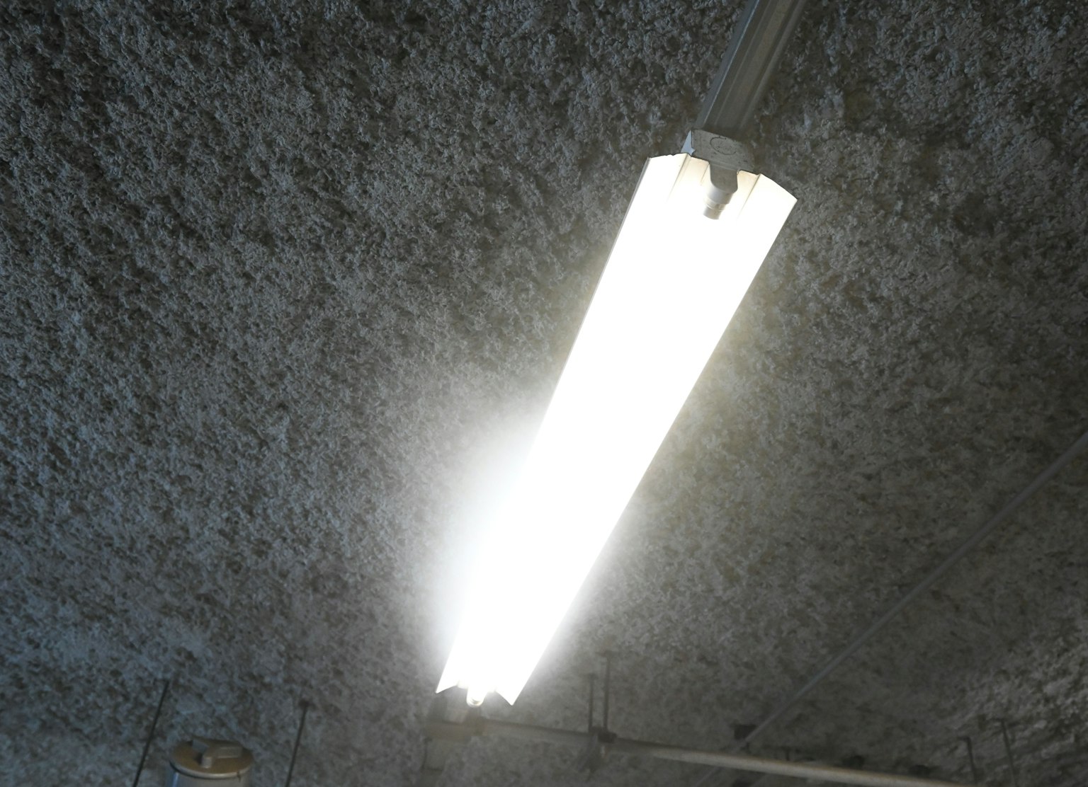 Foco fluorescente brillante montado en el techo