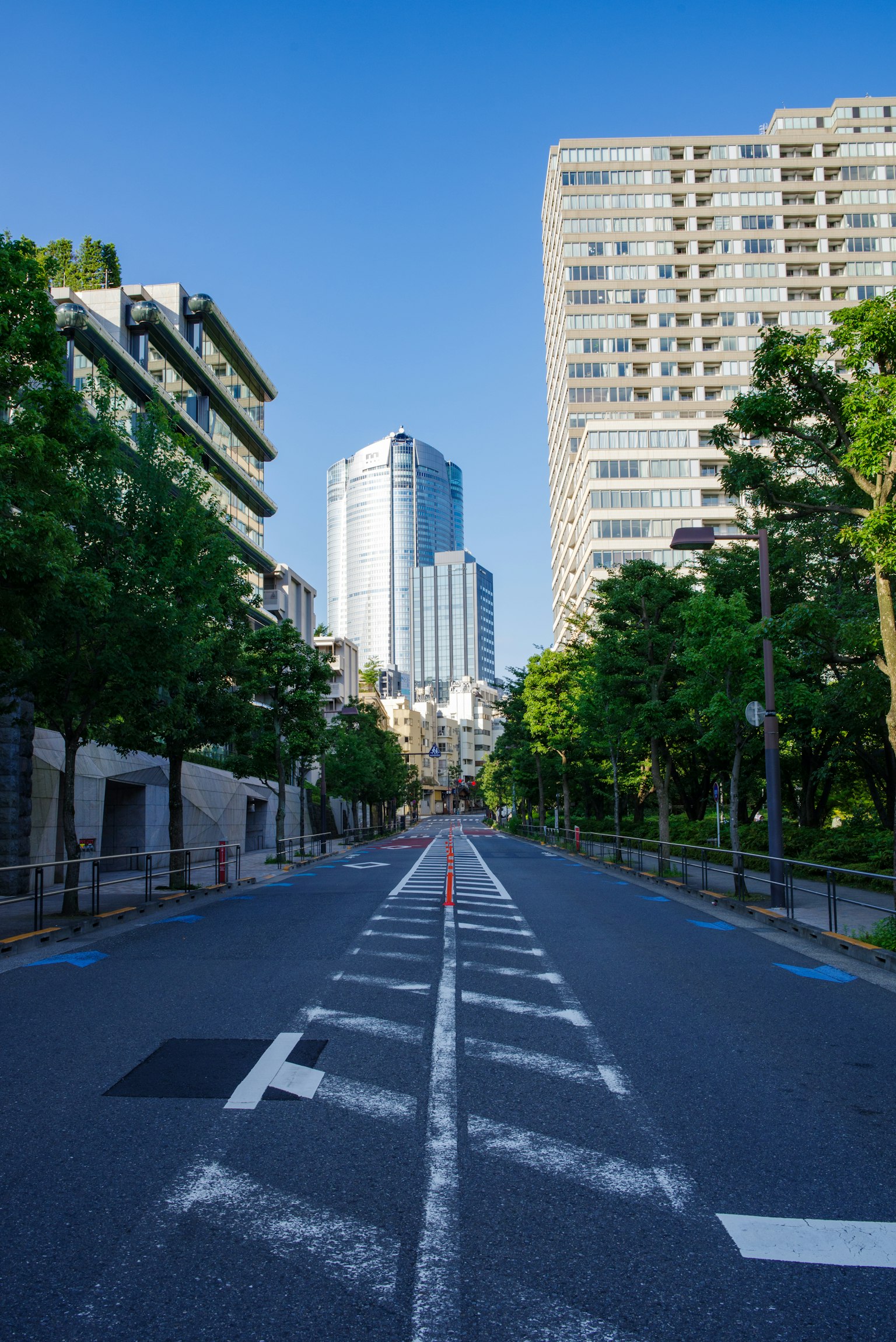 Calle urbana con rascacielos bajo un cielo azul claro