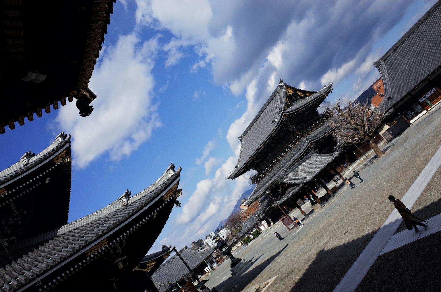 传统日本寺庙屋顶在蓝天下的风景
