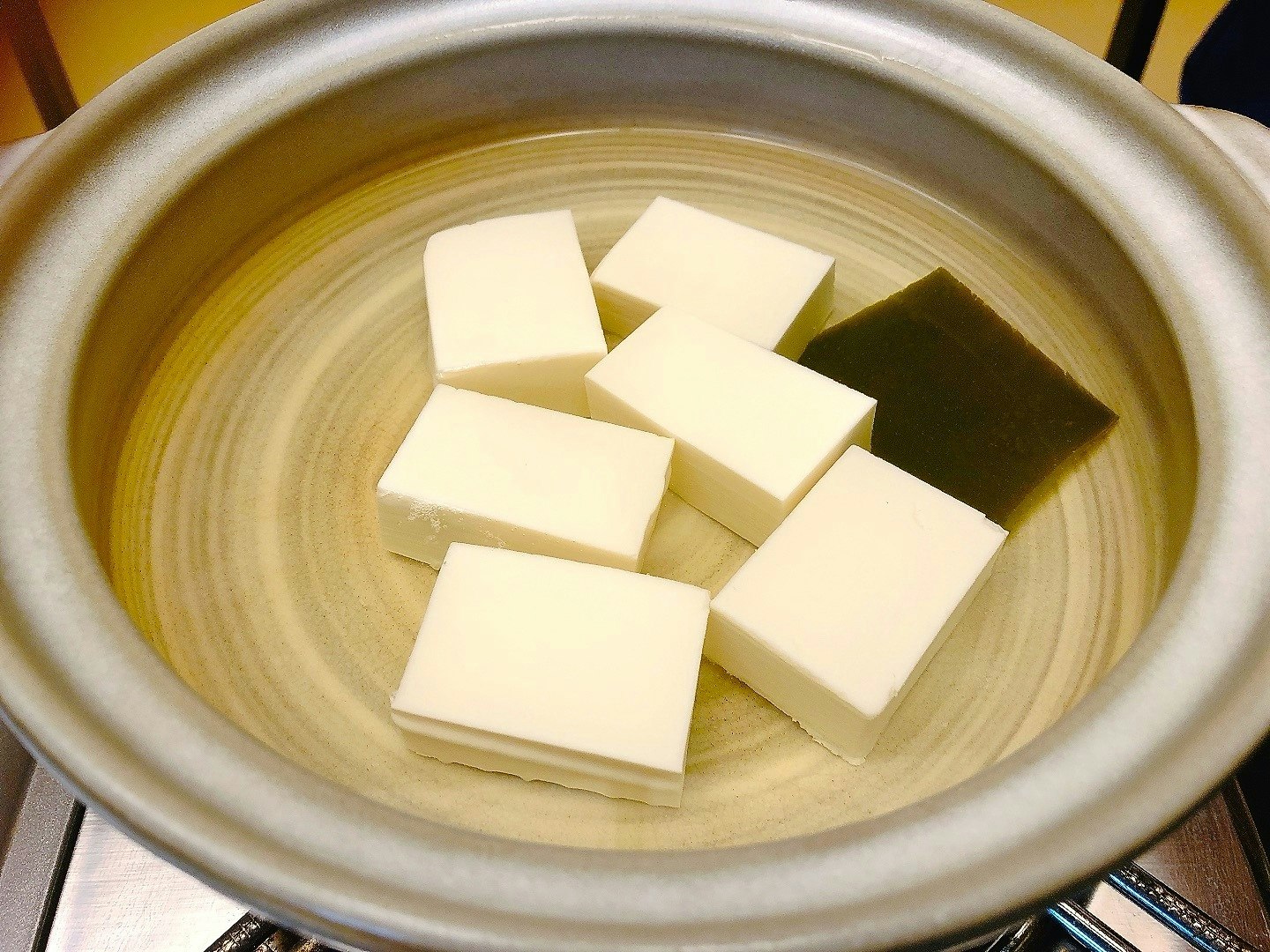 器に入った角切りチーズ