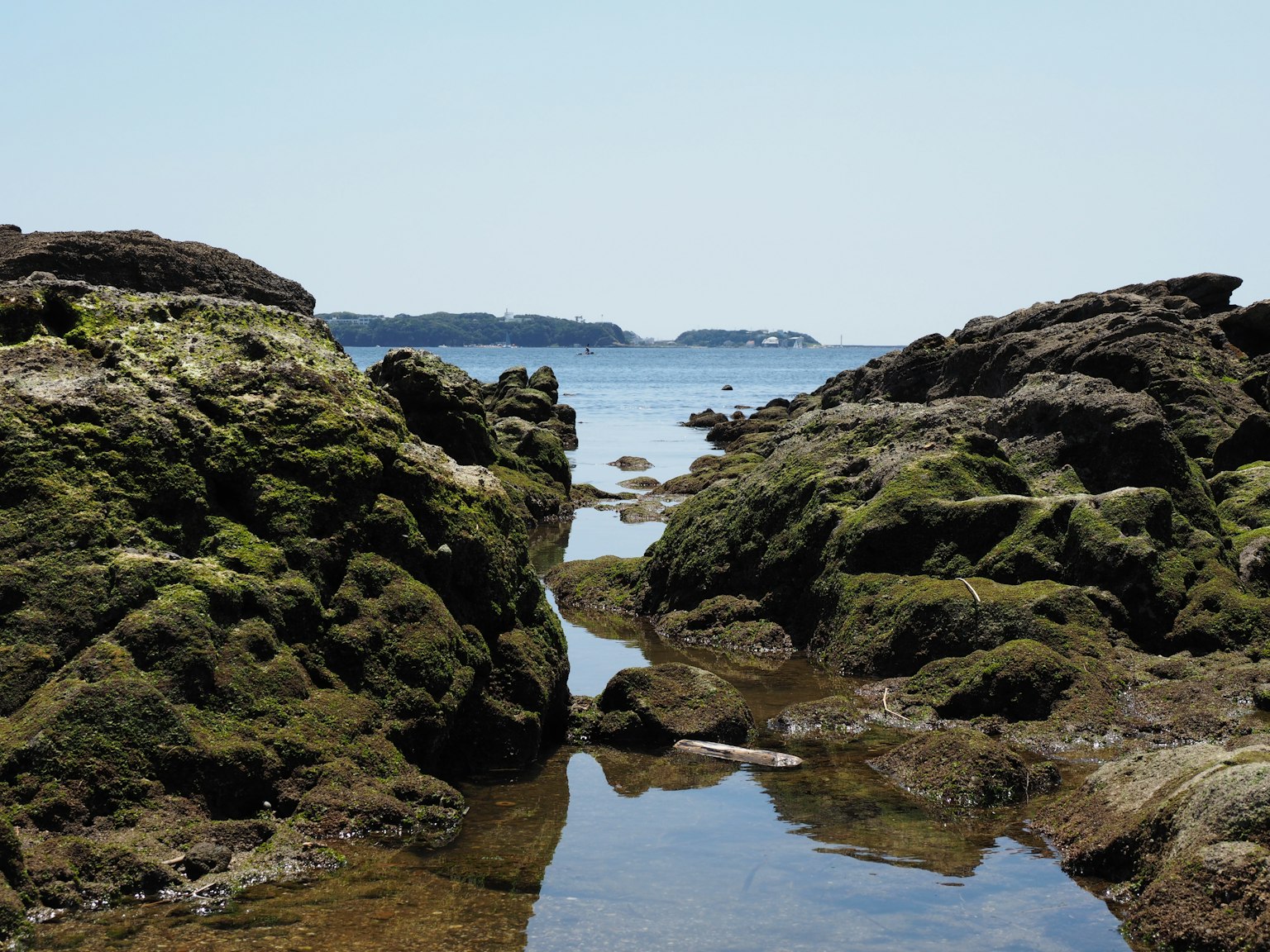 岩石海岸的風景與平靜的水面