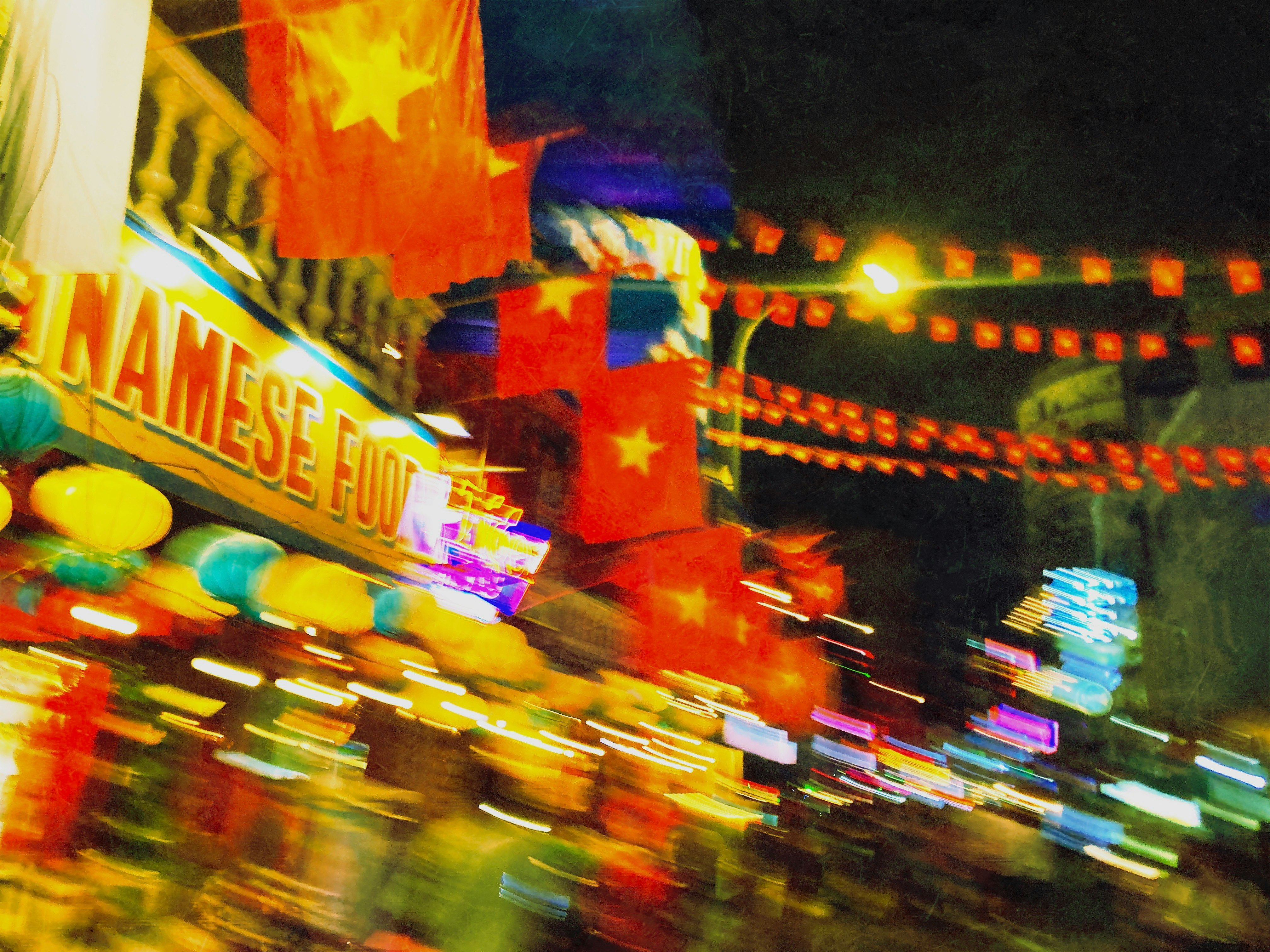 夜晚热闹街道上的灯笼与旗帜
