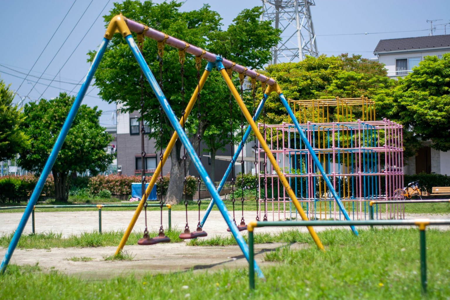 Parco giochi con altalene e struttura per arrampicata