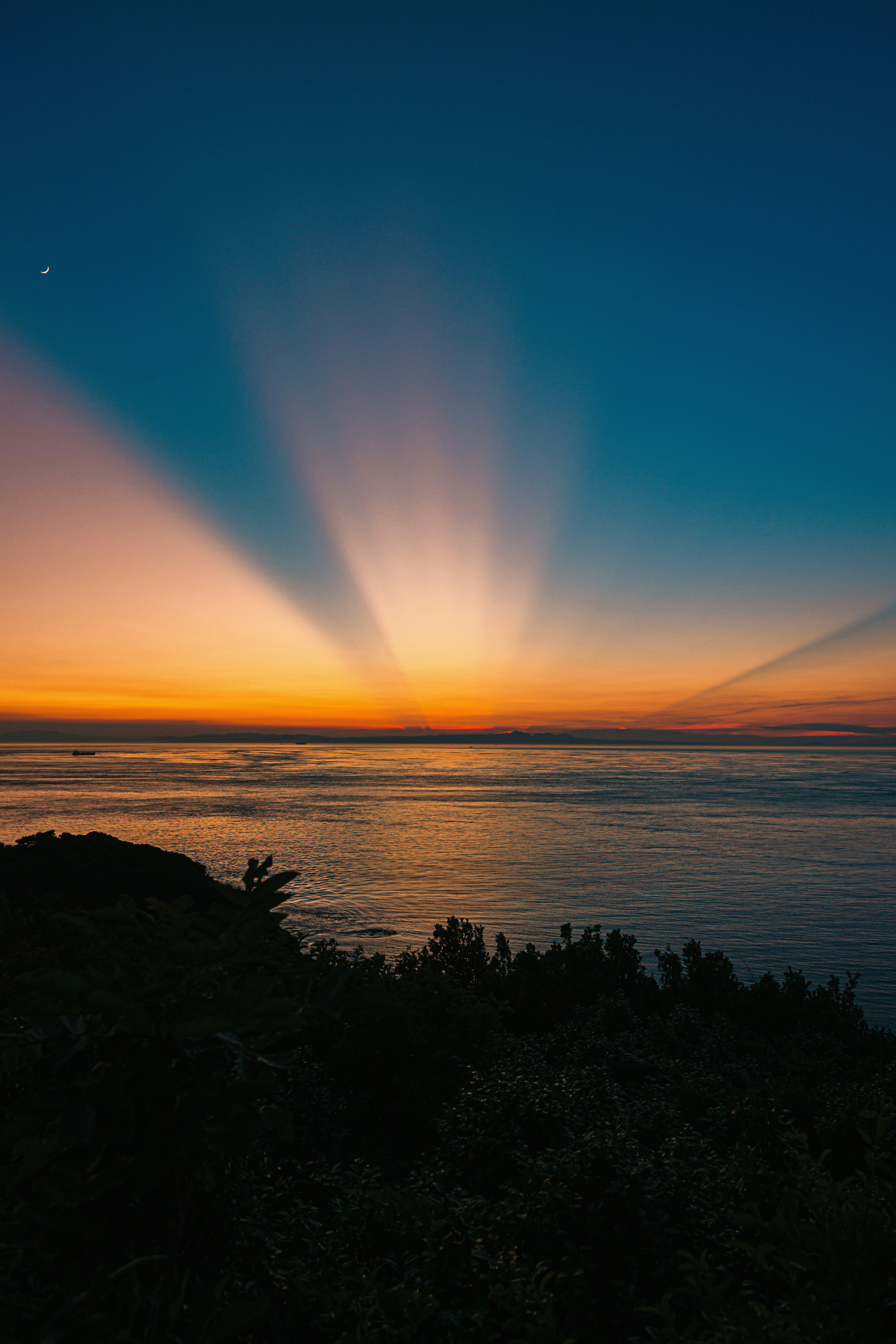 四国最西端の佐田岬から望む夕景の海と空の薄明光線