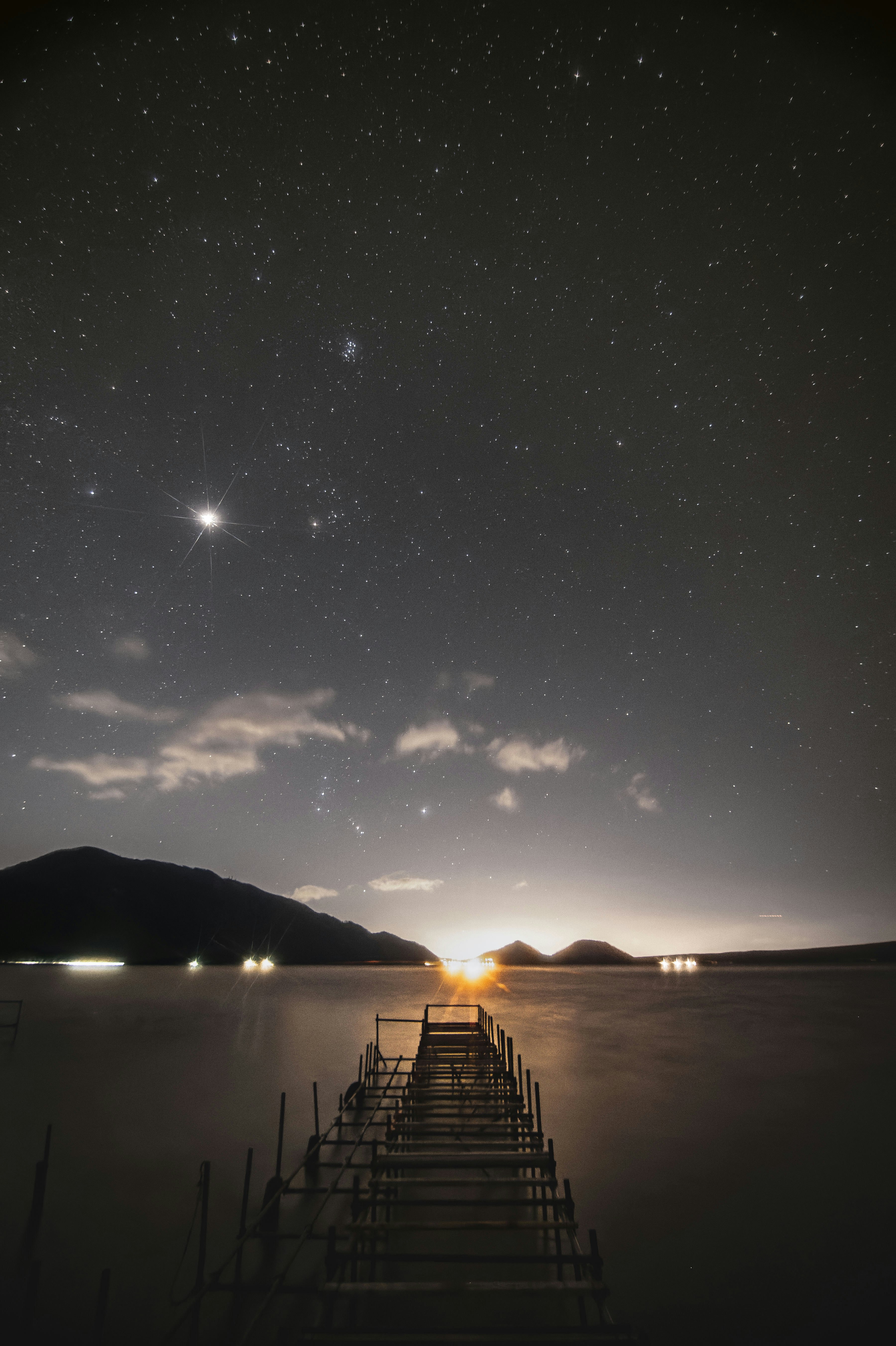 支笏湖の桟橋から見上げる夜空の星景