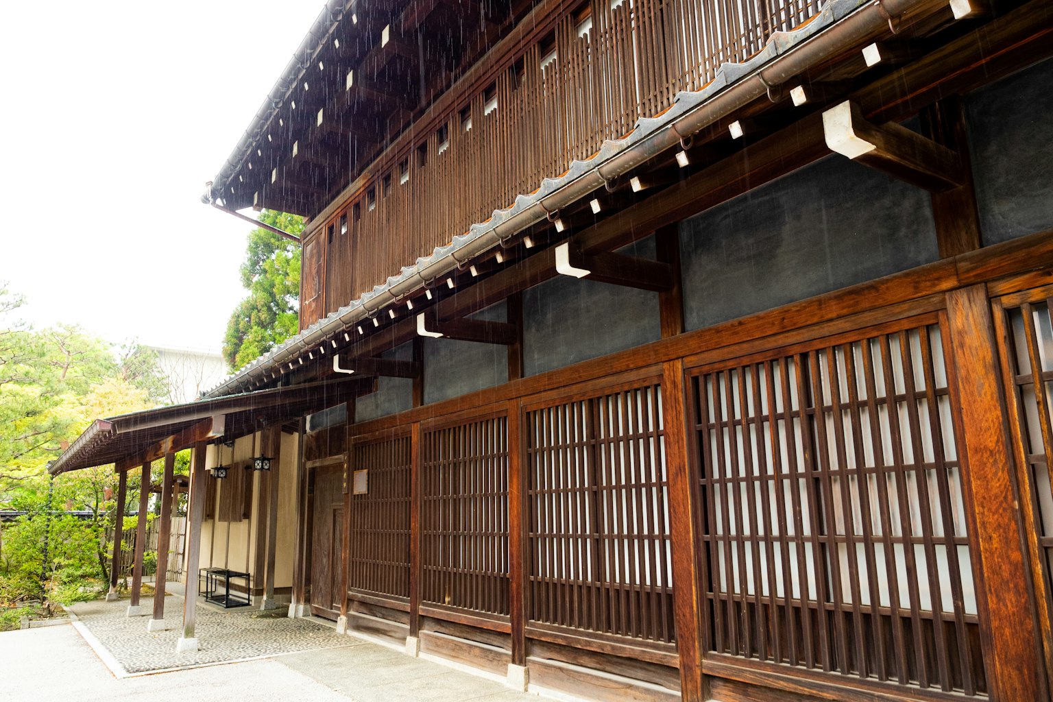 Äußere eines traditionellen japanischen Gebäudes mit Holzgittern und ruhigem Gartenblick
