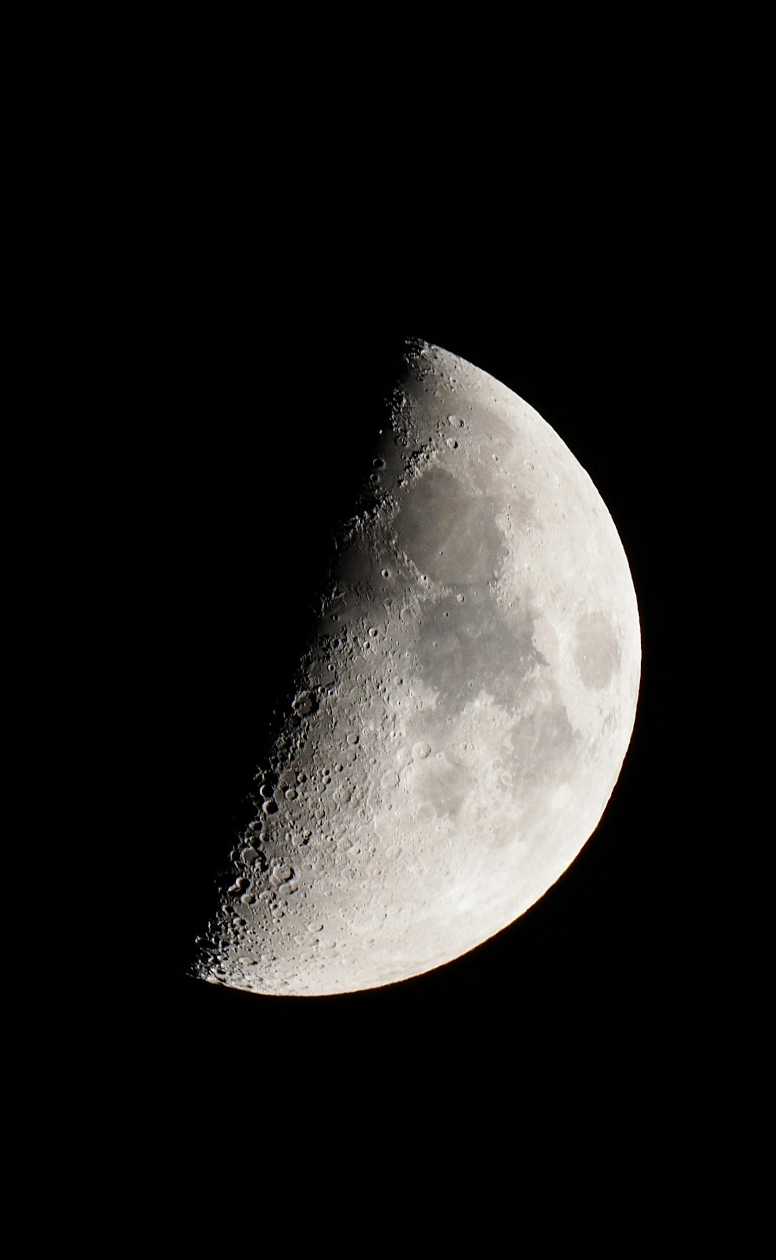 Immagine dettagliata di una luna crescente su sfondo scuro