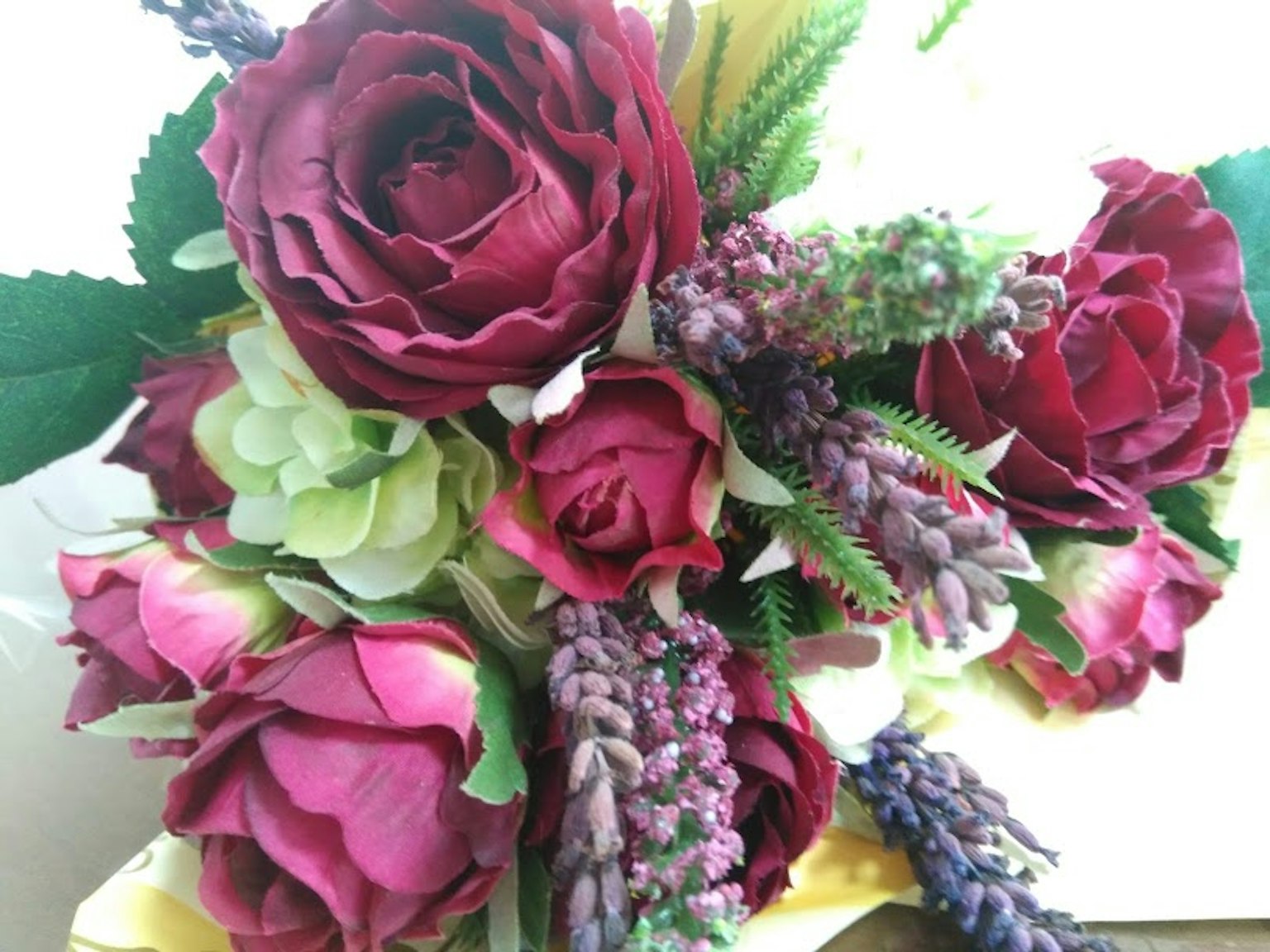 Un bouquet vivace con rose rosse e lavanda