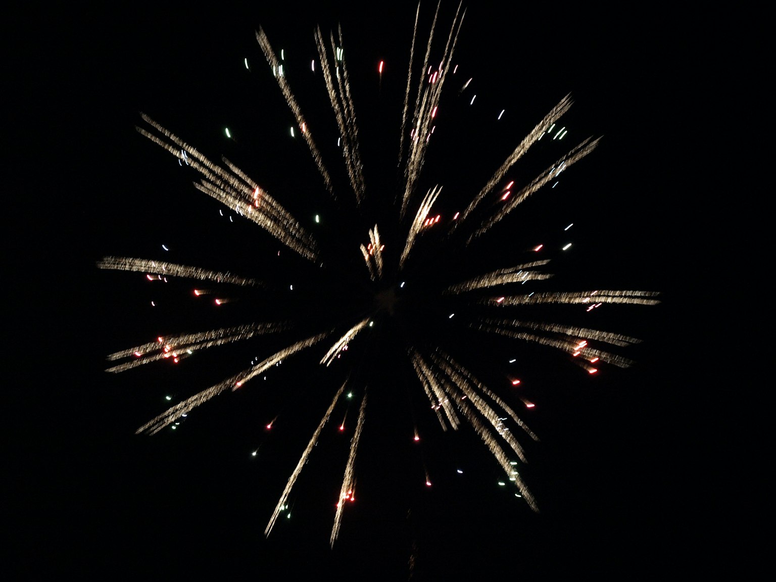 黑色背景上的煙火爆炸