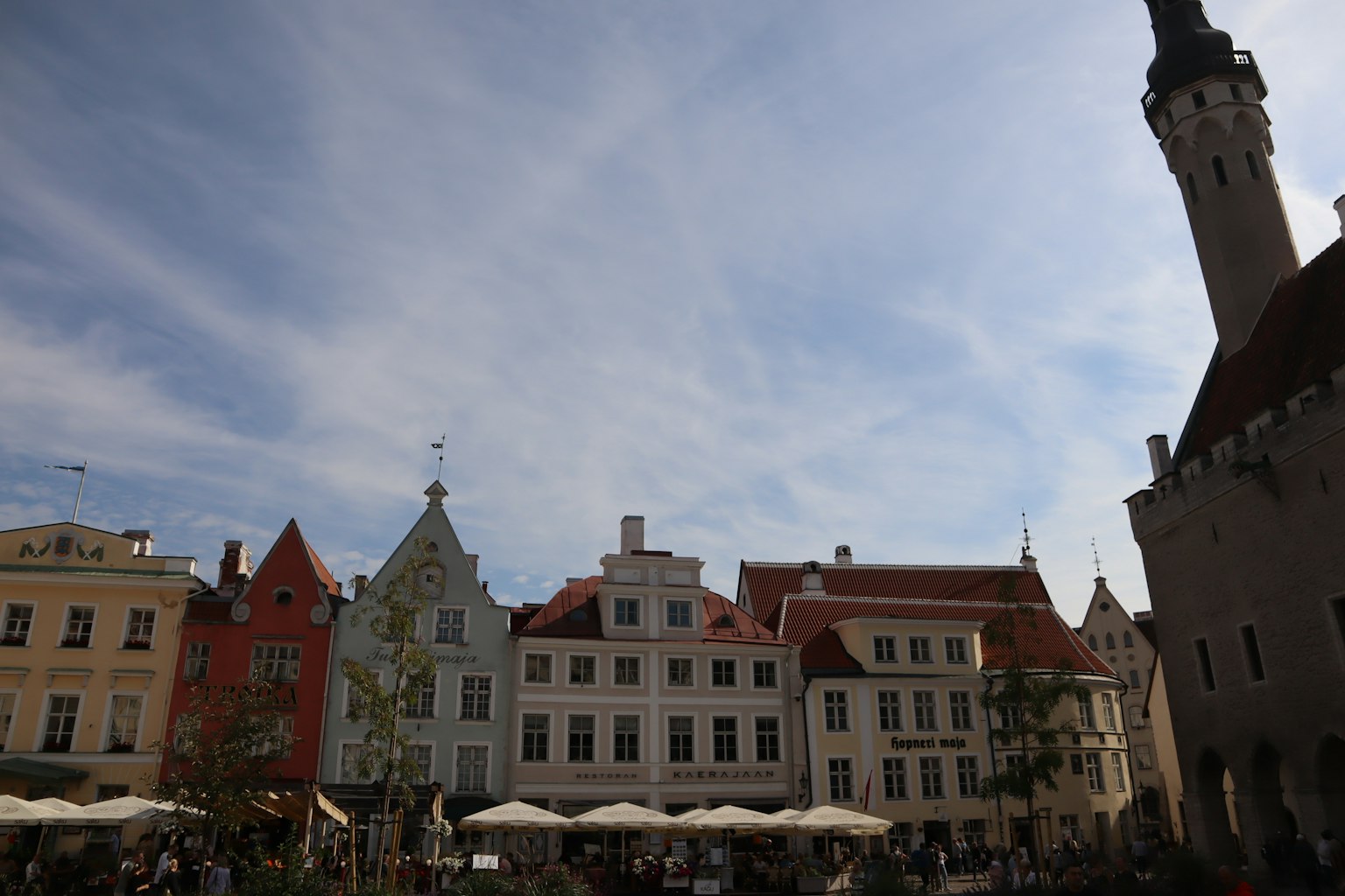 Bangunan bersejarah di Tallinn dengan langit biru