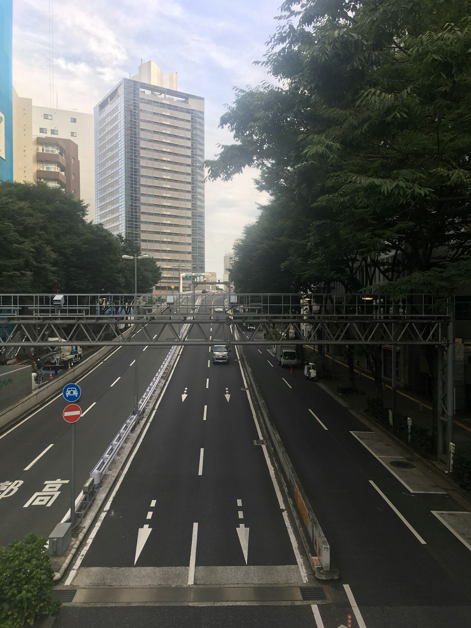 Paisaje urbano con una carretera y edificios