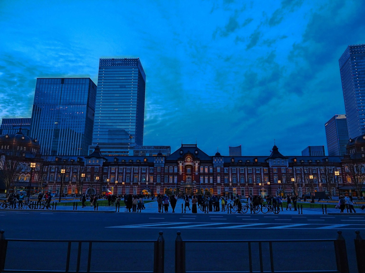 東京站夜景與摩天大樓和美麗的藍色天空