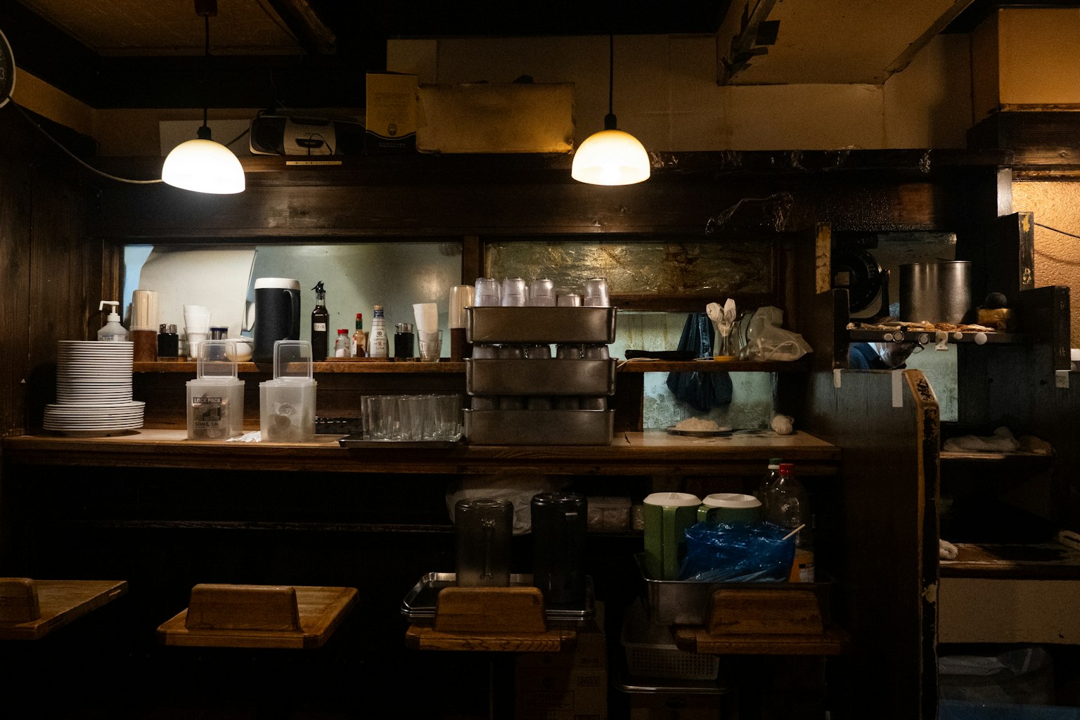 Nội thất quán cà phê thể hiện quầy và thiết bị