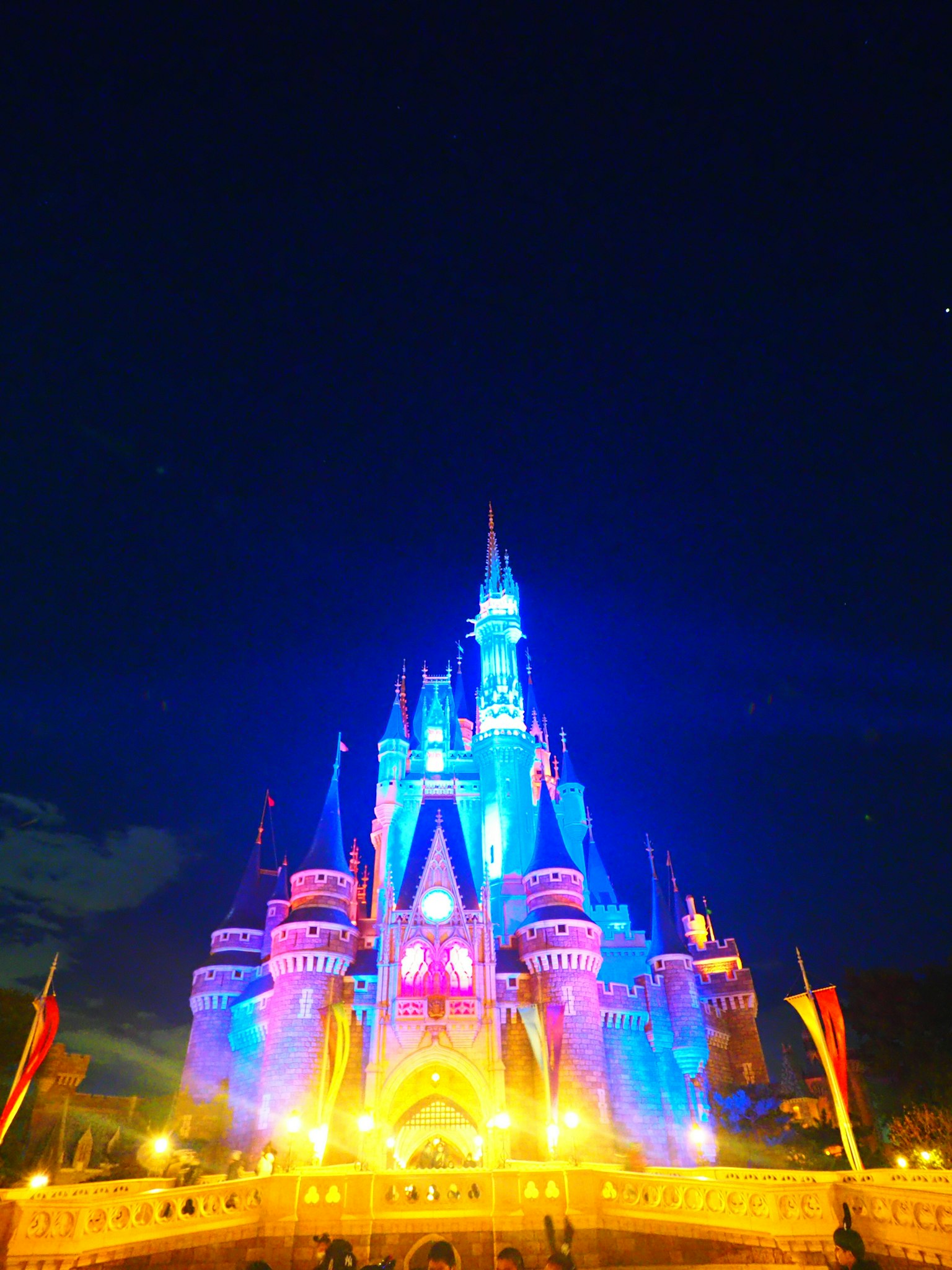 Castillo de Cenicienta bellamente iluminado por la noche