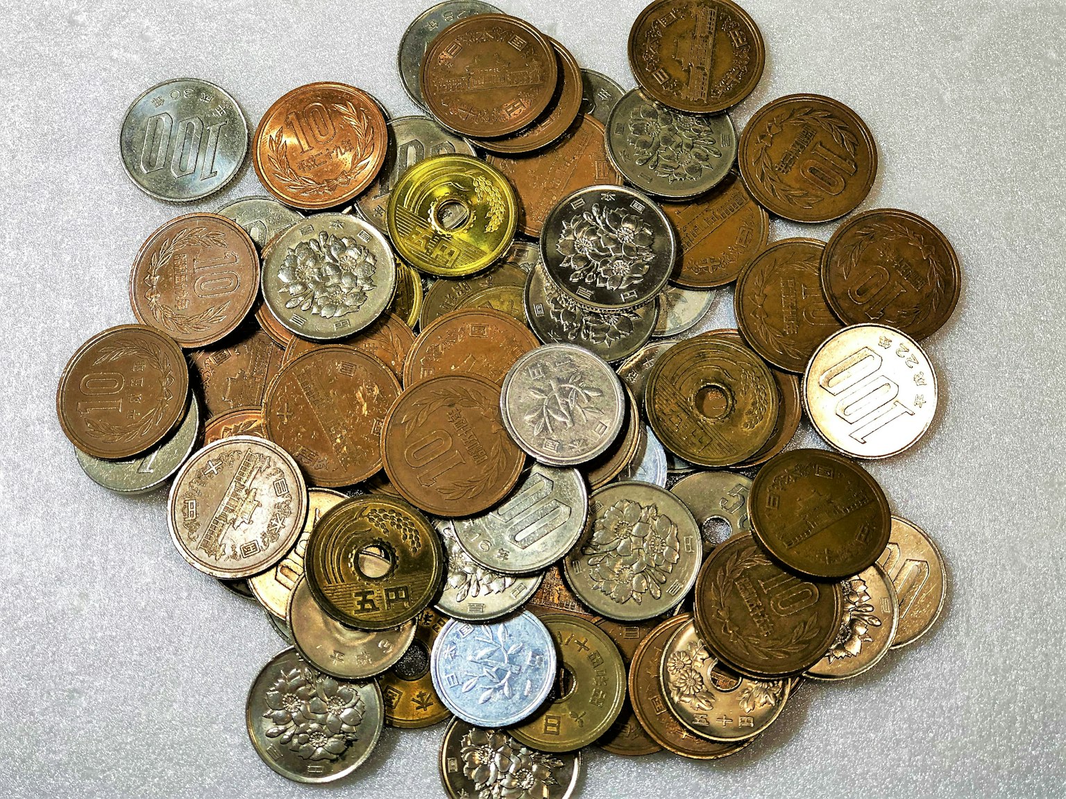 Une collection de pièces de monnaie diverses éparpillées sur une surface