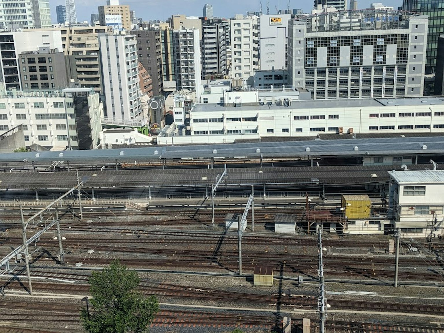 城市火车站与周围建筑的景观